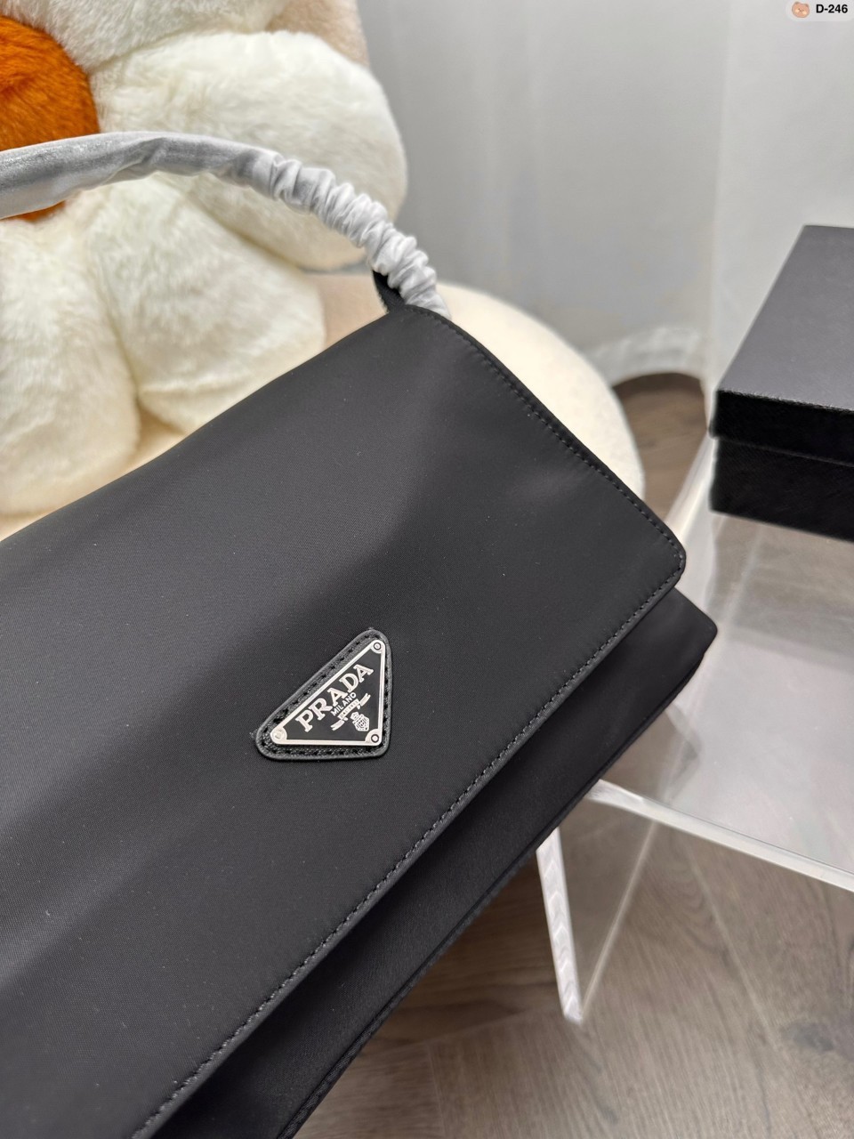 Prada nylon shoulder bag ทรงยอดฮิตของคุณผู้หญิงเลยค่ะ วัสดุทำจากผ้าไนล่อน อย่างหนา กันน้ำได้คะ มีโลโก้แบรนด์อยู่ข้างหน้า ตัวกระเป๋าอยู่ทรง อะไหล่เงินทั้งใบ ด้านในบุผ้าลายแบรนด์อย่างดี