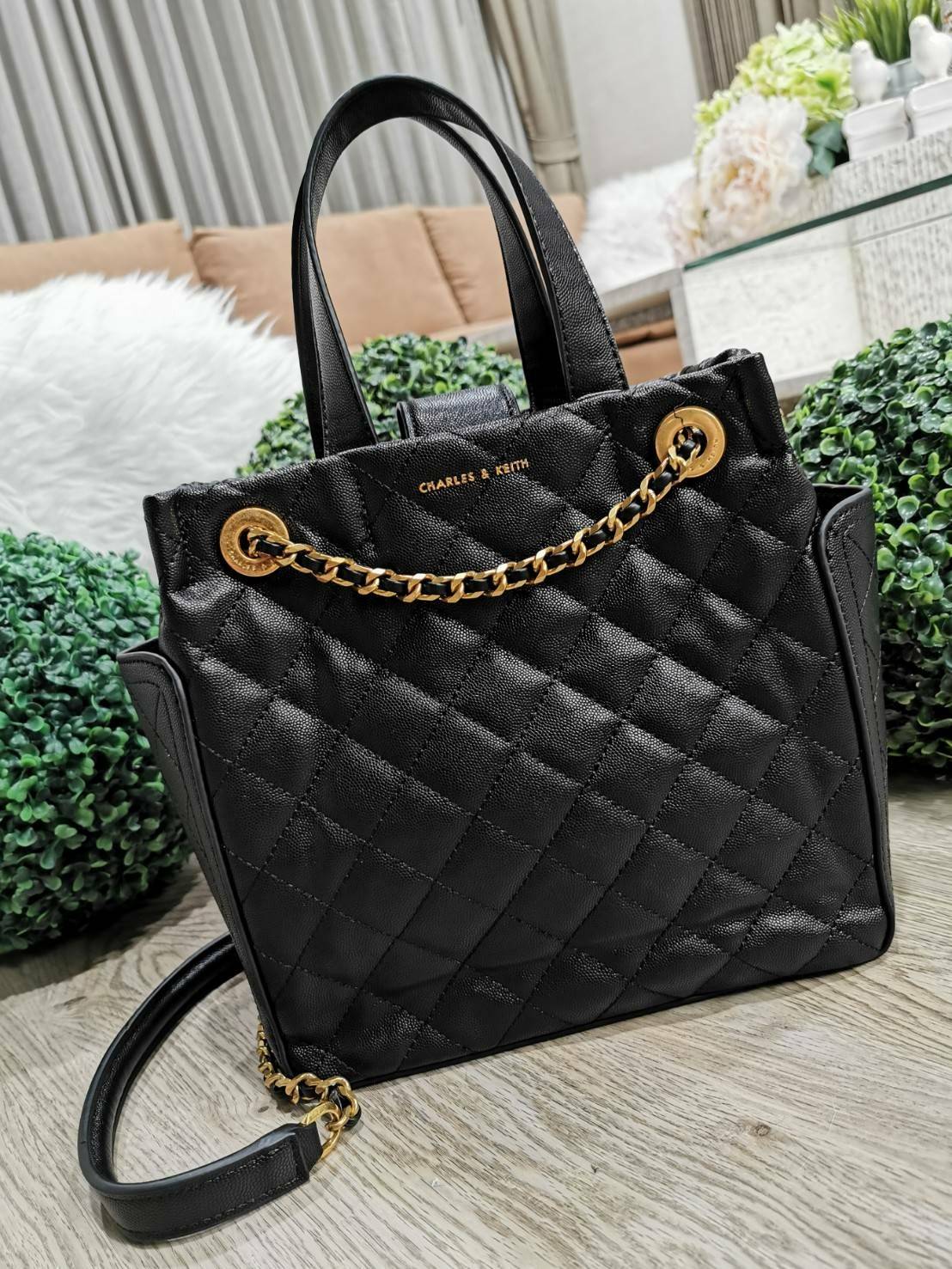 CHARLES & KEITH HANDBAG กระเป๋าถือหรือสะพายดีไซน์สวยหรูวัสดุหนังคาเวียร์อยู่ทรง ด้านหน้ามีโลโก้ ด้านข้างมีช่องใส่ของ มีหูจับถนัดมือ พร้อมสายสะพายโซ่มีที่รองบ่าสามารถใช้สายคู่สะพายไหล่หรือสายเดี่ยว Crossbody ได้ มีหมุดรองฐานกันรอย ภายในมีช่องซิปเเละช่องใส่