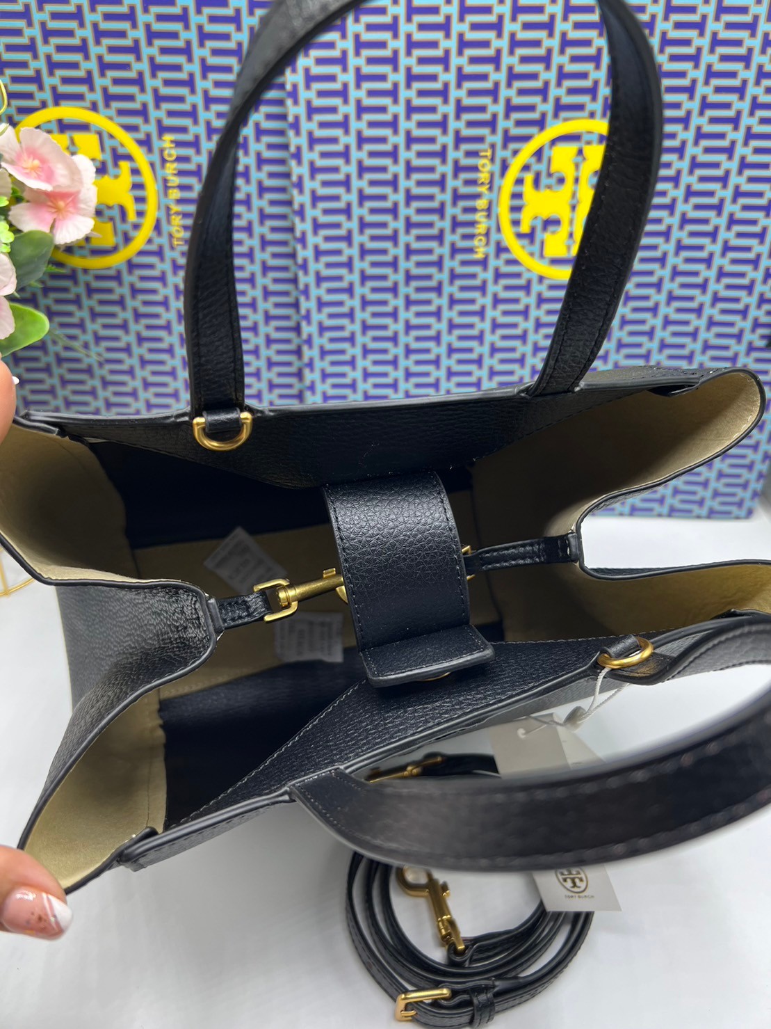 Tory Burch McGraw Leather Tote Bag / Tory Double T Tote Bag / TORY TOTE BAG พร้อมส่ง 4 สี กระเป๋าสะพายทรงโท้ท จุของได้เยอะใบนี้ตอบโจทย์ได้ดีมาก โทนสีเรียบง่าย แฝงไปด้วยความดูดี สุขุมและเป็นผู้ใหญ่