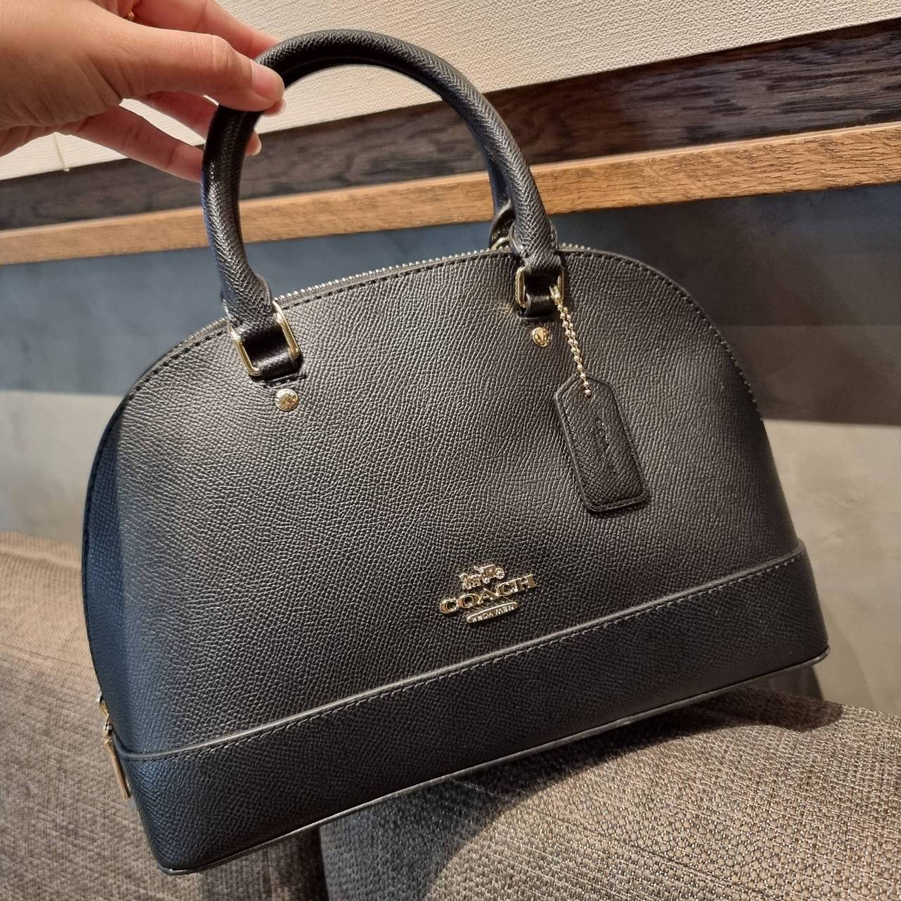 COACH F27591 MINI SIERRA SATCHEL กระเป๋าทรงโดมสุดคลาสสิค สีดำอมตะ ฮิตตลอดกาล มาพร้อมหูจับในตัวและสายสะพายครอสบอดี้ ที่จะคล้องแขนก็ได้อีกลุค หรือจะถือเก๋ๆก็เลิศ วัสดุหนัง crossgrain ทนทาน ดูแลรักษาง่าย ภายในโล่งกว้าง ใส่ของได้ครบไม่ต้องห่วง เป็นไอเท็มที่หา