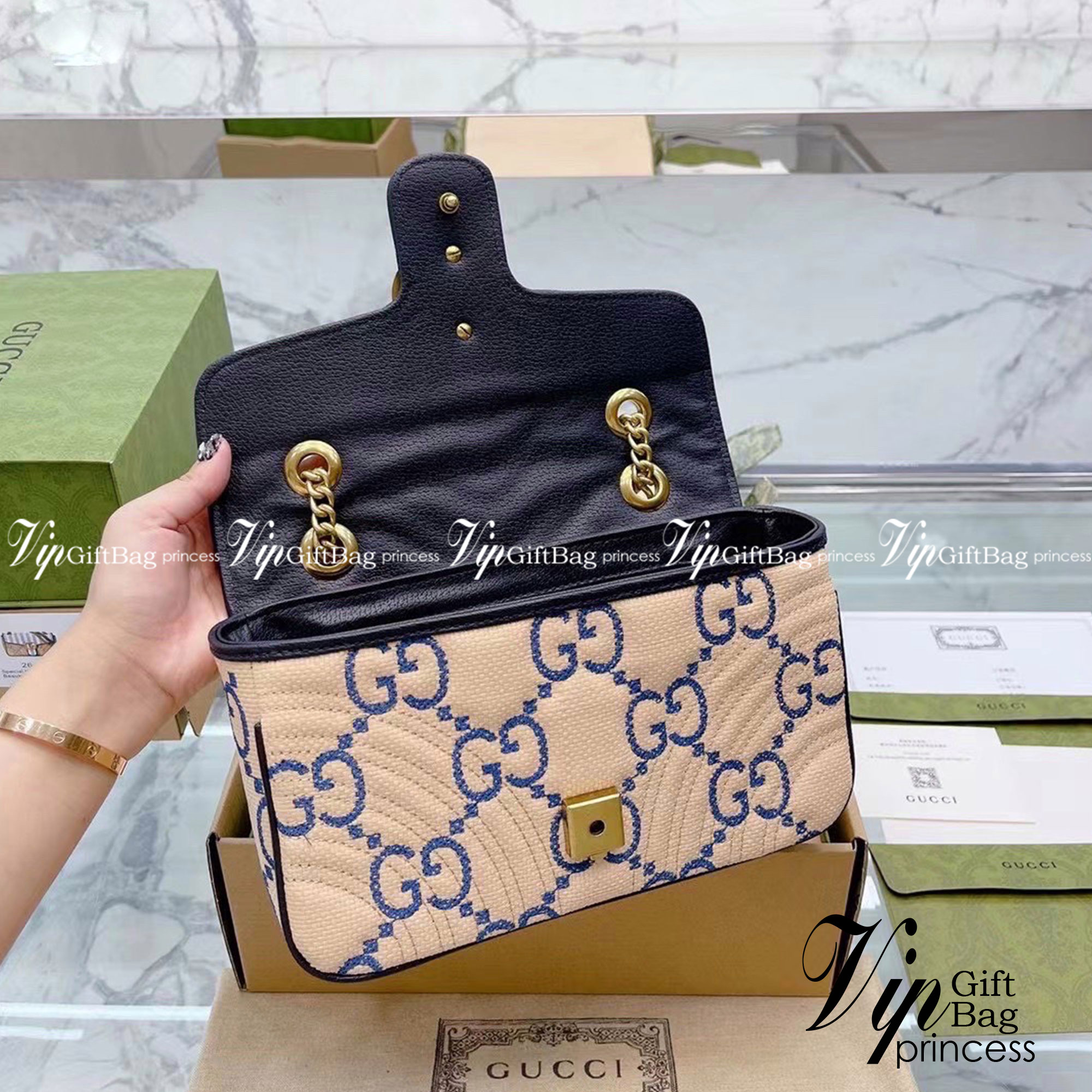 GUCCI GG MARMONT 2.0 FAUX-RAFFIA SHOULDER BAG กระเป๋าสะพายกุชชี่ รุ่นใหม่ล่าสุด ยกระดับความหรู ครอสบอดี้ที่ดีไซน์หรู อัพเลเวล พร้อมเสิร์ฟความสวยตรงถึงบ้านแล้วจ้า สวยตามแบบฉบับ GG สายสะพายโซ่ดึงปรับสั้นยาวได้ งานสวยไม่ต้องพูดเยอะเลยค่า