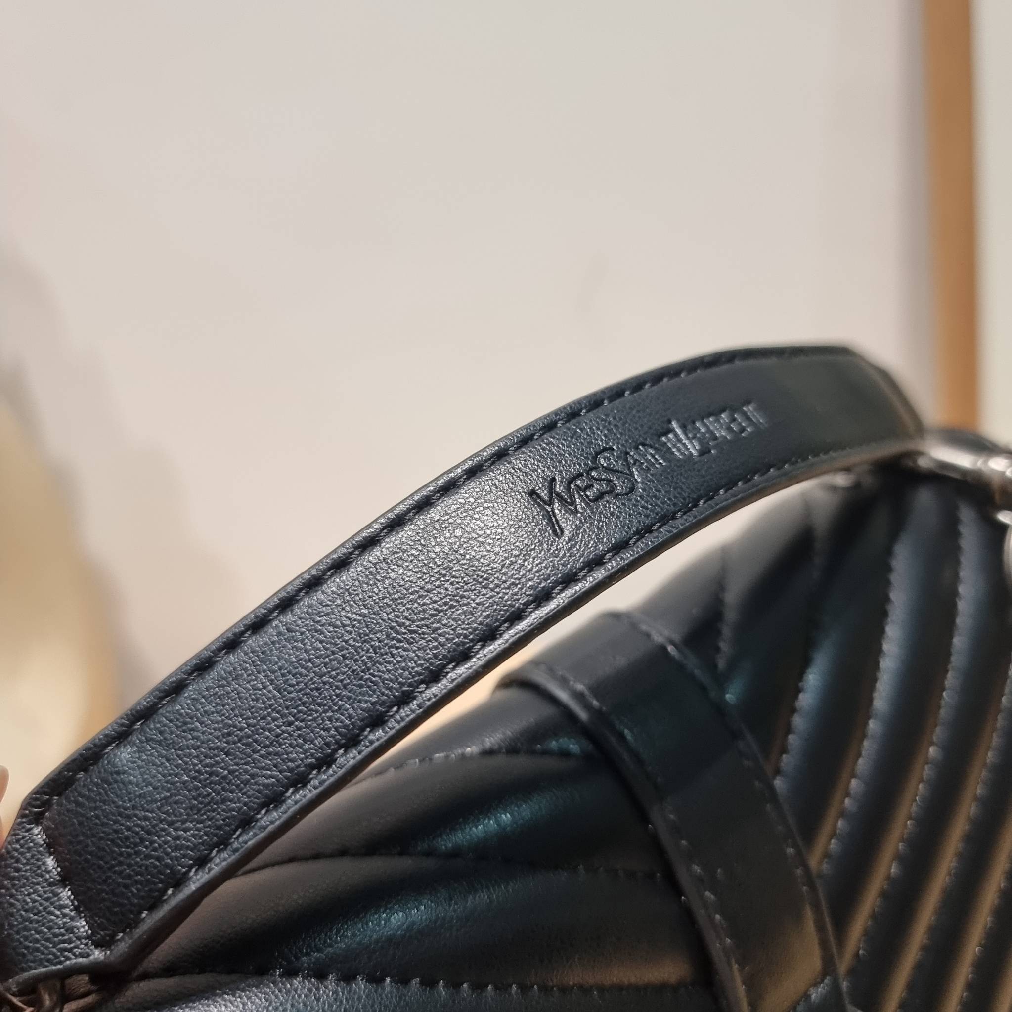 YSL College Medium Bag / Yves Saint laurent crossbody boutique กระเป๋าสะพายไหล่ ดีไซน์ทรงสวยหรู พิเศษ แถมฟรี พวงกุญแจห้อยเอกลักษณ์แบรนด์