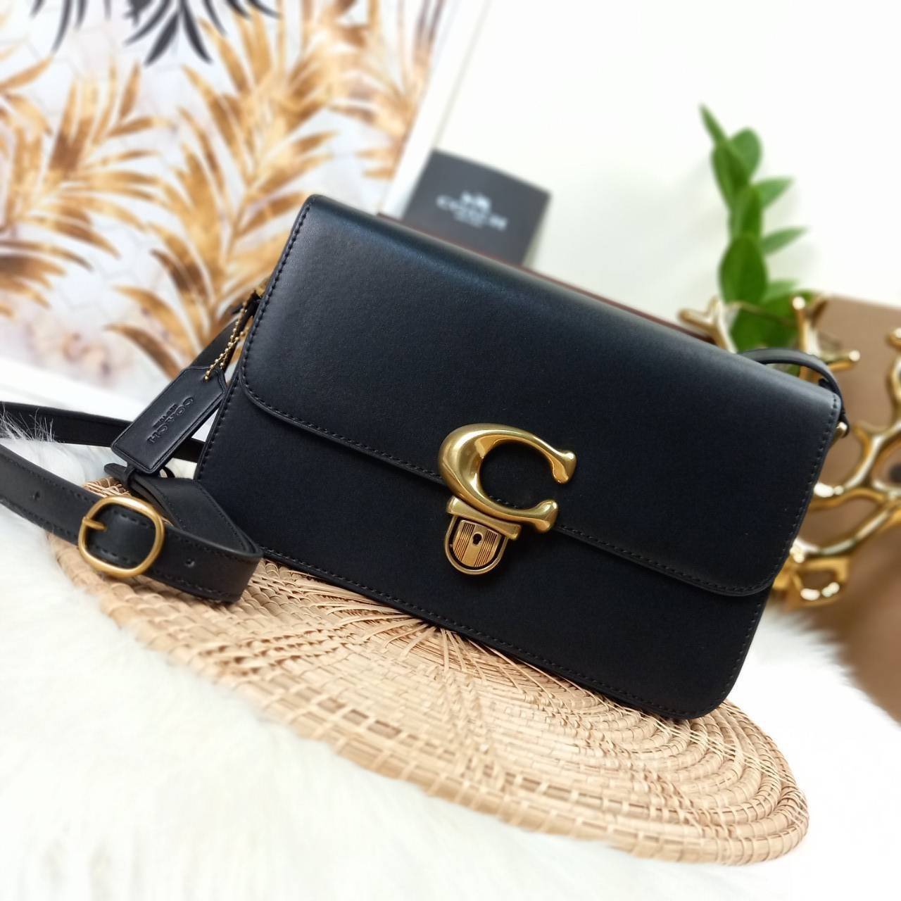 COACH STUDIO GLOVETANNED LEATHER SHOULDER BAG (C6641)🌺ห้ามพลาดเด็ดขาด!! สวยละมุน เรียบหรู ดูแพงสุดๆ!! //กระเป๋าถือ กระเป๋าสะพาย ดีไซน์เนี้ยบ! เฉียบมาก!// วัสดุหนังแท้ หนังเรียบเต็มใบ อยู่ทรง สวยมากๆ ดีเทลเรียบหรู ผู้ดีสุดๆ!// ด้านหน้าเปิด-ปิดด้วยต