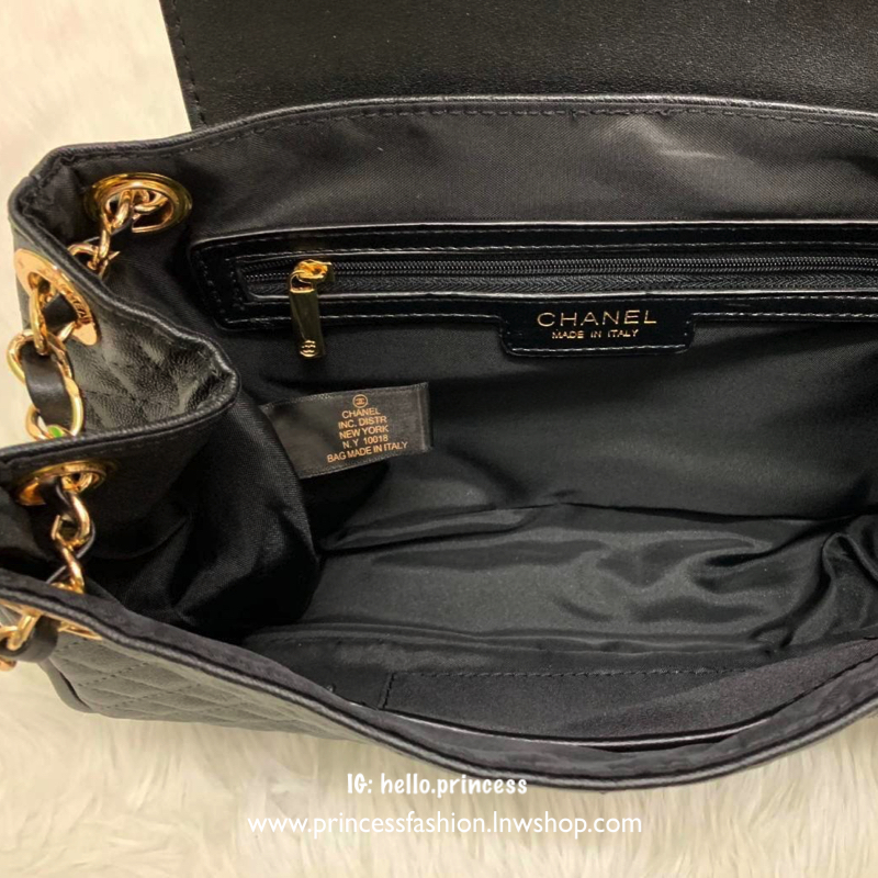 Chanel Quilted Shoulder Bag With Chain VIP Gift With Purchase (GWP) VIP. Gigt ของแท้! Chanel Perfume Counter ขนาดกำลังดี น้ำหนักเบา วัสดุหนัง pu. ลายตาราง เปิดปิดด้วยฝาปิดกระดุมแม่เหล็ก ด้านหน้ามีโลโก้แบรนด์ ประดับ Tagหนังดูมีดีเทล อะไหล่แบรนด์รอบใบ ภายใน