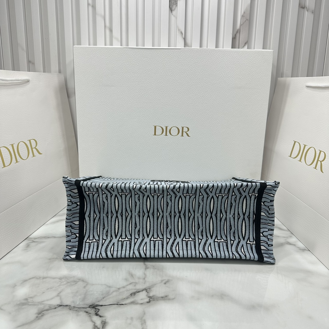 ORI หนังแท้ | Dior Miss Dior Allover Book Tote Handbag 14" กระเป๋าทรงโท้ทคอลใหม่ ดีไซน์ลวดลายกราฟฟิกสวยงามและหรูหราโดดเด่นไม่เหมือนใคร
