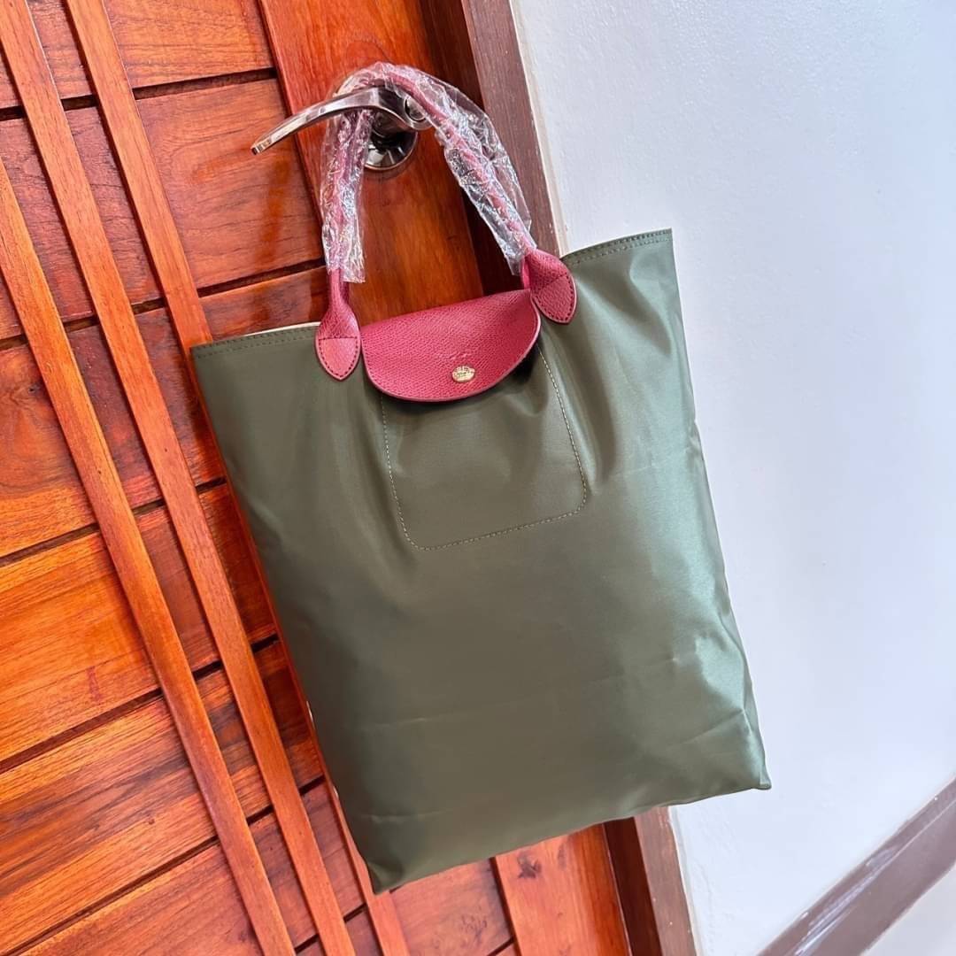 LONGCHAMP LE PLIAGE RE-PLAY TOP HANDLE BAG สินค้ารุ่นลิมิเต็ด collection สุดปัง ซื้อใบเดียวเหมือนได้2 ใบ กระเป๋าสะพายแนวตั้งที่กว้างขวาง มีเอกลักษณ์เฉพาะตัวแต่มีดีไซน์ที่น่าดึงดูด