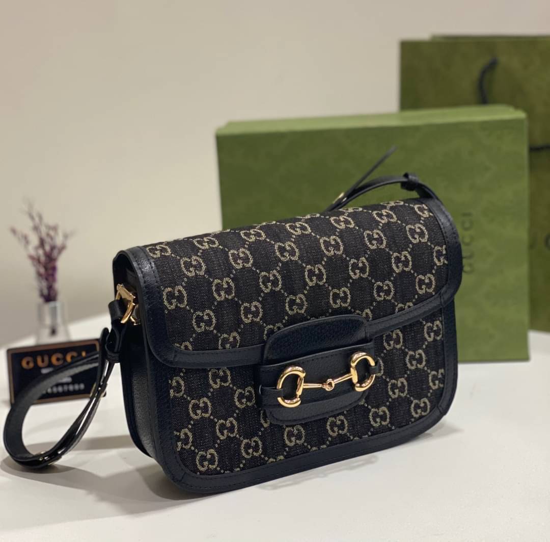 GUCCI Horsebit 1955 shoulder bag กระเป๋าสะพายสุดหรู ผ้า GG เดนิมแจ็คการ์ด ดีไซน์ร่วมสมัยผ่านการออกแบบใหม่ด้วยผ้าเดนิม ถ่ายทอดความรู้สึกเกี่ยวกับการละทิ้งกฎเกณฑ์เดิมๆ ของแฟชั่นผ่านการออกแบบ โดยแบรนด์ถ่ายทอดแนวคิดที่ว่าชิ้นงานควรอยู่เหนือกาลเวลา