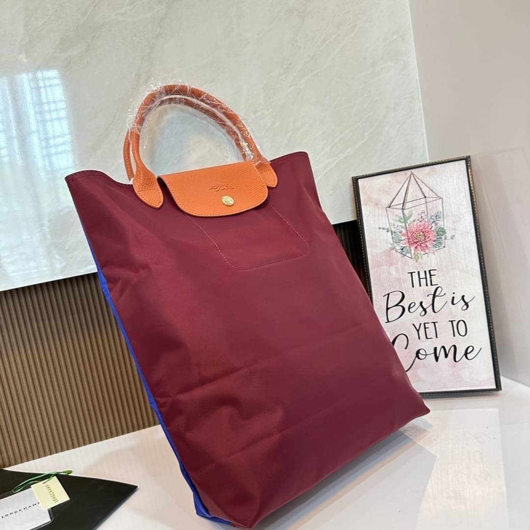 LONGCHAMP LE PLIAGE RE-PLAY TOP HANDLE BAG สินค้ารุ่นลิมิเต็ด collection สุดปัง ซื้อใบเดียวเหมือนได้2 ใบ กระเป๋าสะพายแนวตั้งที่กว้างขวาง มีเอกลักษณ์เฉพาะตัวแต่มีดีไซน์ที่น่าดึงดูด
