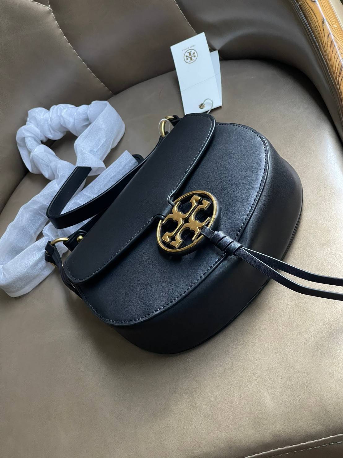 Tory Burch Miller Metal Saddle Bag กระเป๋าที่ใช้เป็น Everyday Bag ก็คือสามารถใช้งานได้บ่อยครั้งและสามารถสะพายไปทำกิจกรรมต่าง ๆ