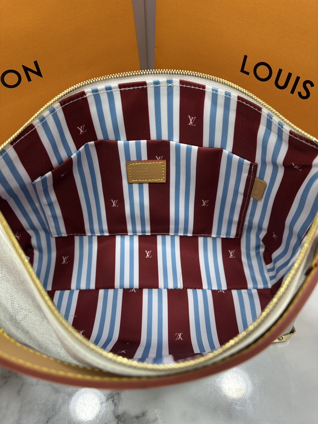 ORI หนังแท้ | LV Bobo Trunk bag Monogram Heritage Canvas / LV Hobob Bag กระเป๋าถือ กระเป๋าสะพายทรงโฮโบ ไอเท็มใหม่ล่าสุดจากตระกูล Trunk รังสรรค์จาก Monogram Heritage แคนวาส มุมกระเป๋าที่ได้แรงบันดาลใจจากทรังก์