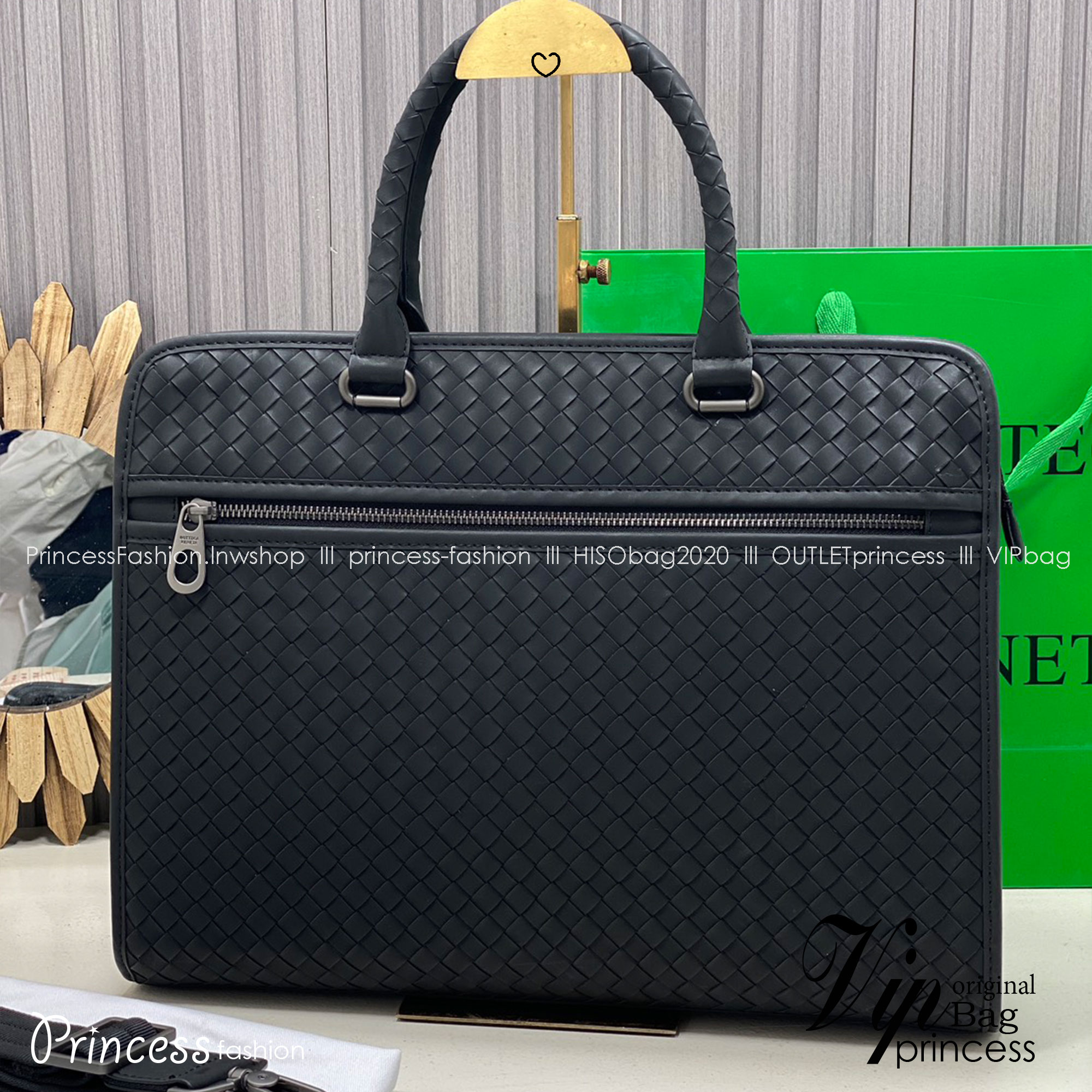 ORI หนังแท้ | Bottega Veneta Getaway Briefcase / Bottega Messenger Bag กระเป๋าใส่เอกสาร กระเป๋าทรงแมสเซ็นเจอร์ สวยเรียบหรูคลาสสิกเป็นเอกลักษณ์ โดดเด่นด้วยงานสานตาราง ดีไซน์เรียบง่าย แต่ดูแพง เหมาะสำหรับคนทำงานออฟฟิศมากๆ