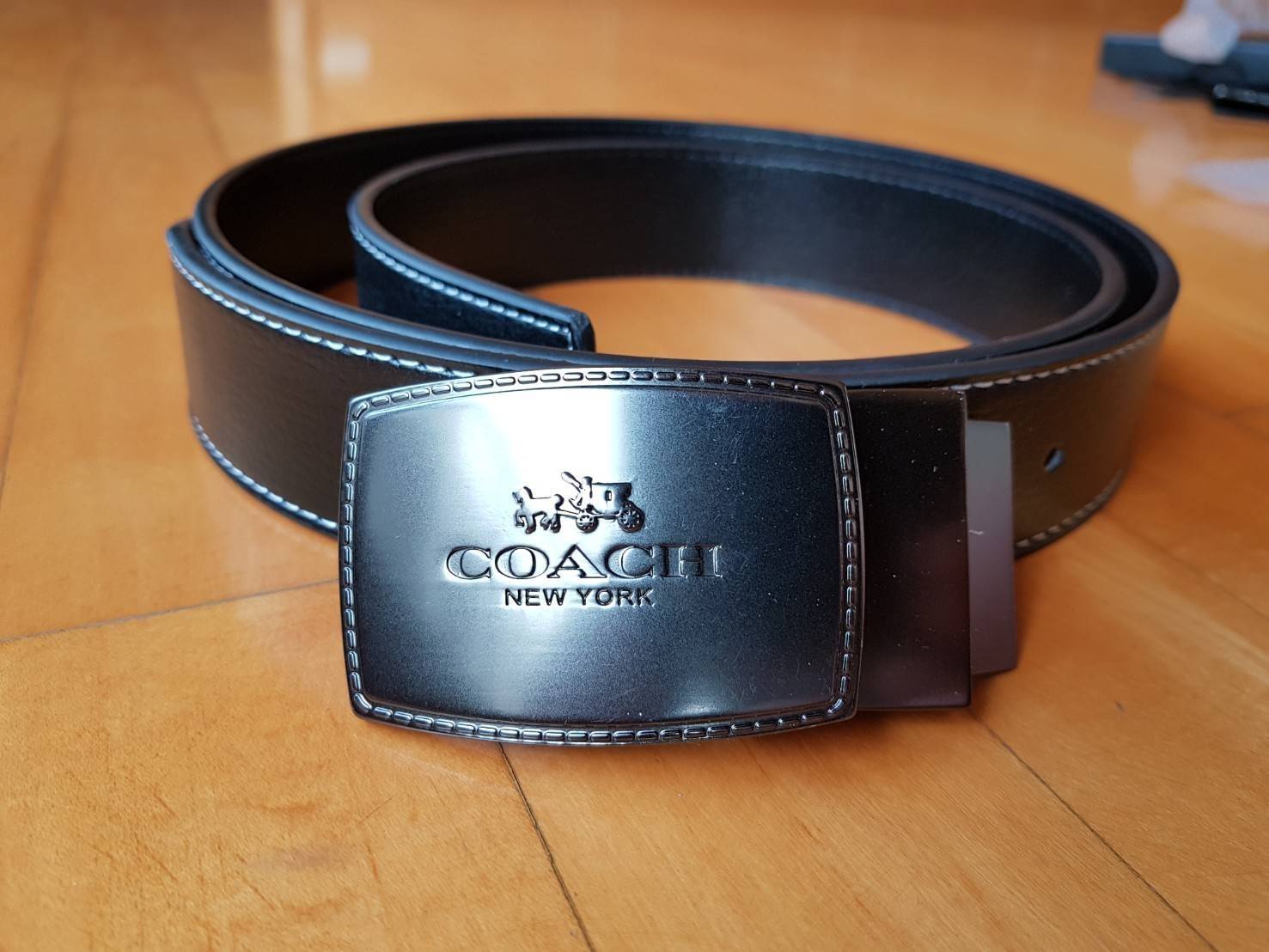 Coach Men's Belt Gift Set ชุดเข็มขัดสำหรับคุณผู้ชาย วัสดุหนังคุณภาพดี มีหัวเข็มขัด 2 แบบ เปลี่ยนใช้ได้หลายโอกาส ราคาสุดคุ้ม มาพร้อมกล่องจะมอบเป็นของขวัญ ในโอกาสพิเศษก็เหมาะค่ะ