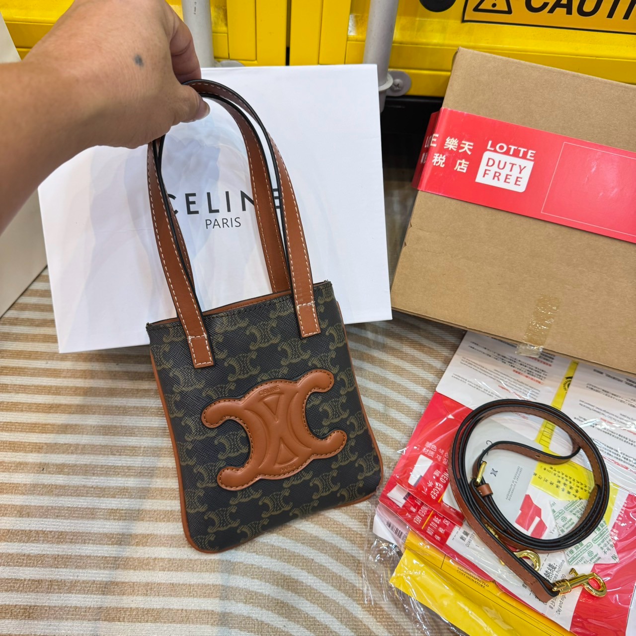 CELINE MICRO CABAS in Triomphe canvas and Leather กระเป๋าโท้ทมินิไมโครไซส์ กะทัดรัดปุ๊กปิ๊ก ฮอตสุดในเกาหลี ดีไซน์สุดคลาสสิค โดดเด่นด้วยโลโก้หน้าไซส์จัมโบ้