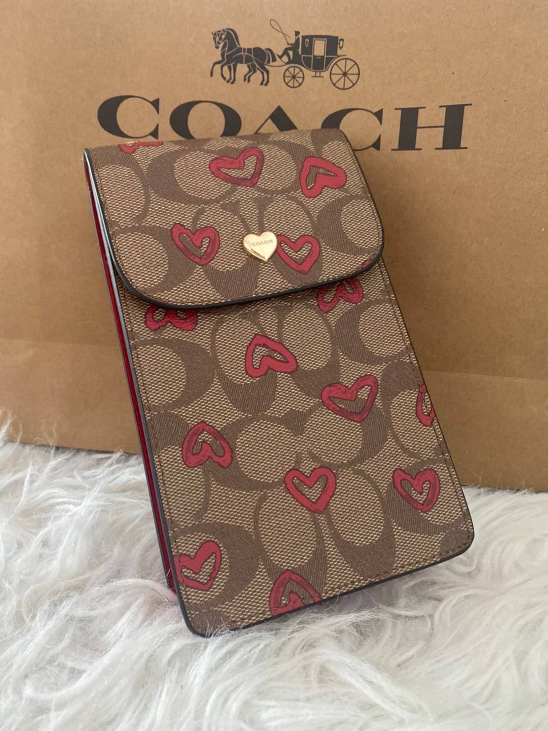 COACH NORTH/SOUTH CROSSBODY IN SIGNATURE CANVAS แจกความสดใสกันอีกครั้ง!! กับกระเป๋าสะพายเอนกประสงค์ Case phone ใส่โทรศัพท์มือถือได้ทุกรุ่น ดีไซน์ลายผลไม้ฉ่ำๆ สวยมีเสน่ห์ 💖 วัสดุหนังแคนวาสคุณภาพ ฝาและภายในเป็นหนังแท้ เปิด-ปิดด้วยกระดุม สายสะพายยาวป