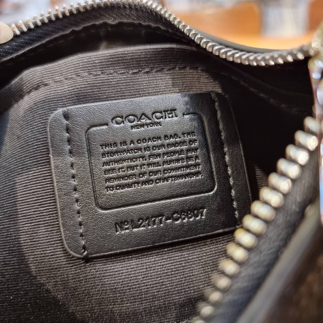 COACH C6807 KLEO HOBO IN SIGNATURE CHAMBRAY ใหม่ล่าสุด คอลเลคชั่นสุดคิ้วท์ ที่สาวๆต้องหลงรัก กระเป๋าสะพายทรงโฮโบ ที่ดีไซน์มาให้ปรับใช้งานได้หลากหลาย วัสดุหนัง pepble สวยหรู รูดเปิด-ปิดด้วยซิป ภายในเป็นช่องโล่ง สายคล้องสามารถถอดออกใส่สายยาวสะพายข้างได้ หรื