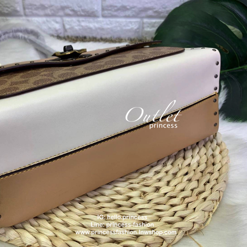 COACH PARKER SIGNATURE SHOULDER BAG กระเป๋าสะพายข้าง/ crossbody หนังแกะแท้ น้ำหนักเบา สวยหรู เปิดปิดกระเป๋าแบบหมุนล็อค อะไหล่รูปเป็นดอกคามิเลีย ภายในกระเป๋ากว้าง แบ่ง 2 ช่องหลัก ช่องซิปคั่นกลางเป็นสัดส่วน ใส่ wallet ยาว ของส่วนตัวใช้ได้ บุหนังกลับผสมกำมะห