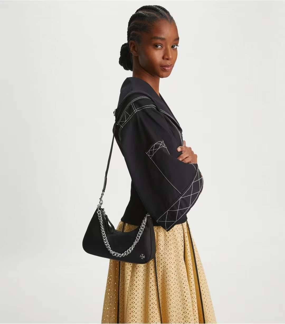 TORY BURCH handbag / TORY BURCH shoulder bag พร้อมส่งที่ไทย Tory Burch 151 Mercer Small Crescent Bag กระเป๋าถือหรือสะพายไหล่ วัสดุNylon อะไหล่เงิน น้ำหนักเบา พกพาสะดวก ใส่โทรศัพท์ iIphone+ ได้ ด้านในโล่งมีช่องเล็กใส่บัตร 2 ช่อง มาพร้อมสายสั้น สายหนัง+สายโ