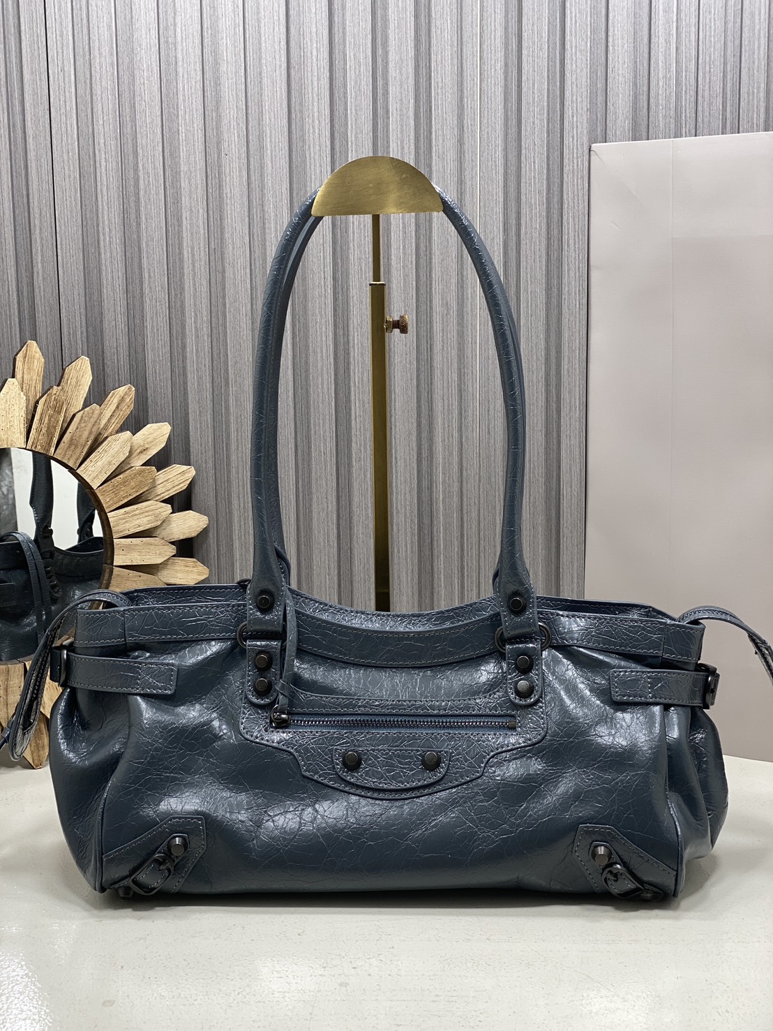 ORI หนังแท้ | Balenciaga Le City Bag East-west Bag กระเป๋าถือ/สะพายข้างทรงยาวดีไซน์โดดเด่นสวยเท่ล้ำสมัย ที่สุดแห่งความไอคอนิกไม่เหมือนใคร มีกิมมิคและลูกเล่นแพรวพราว