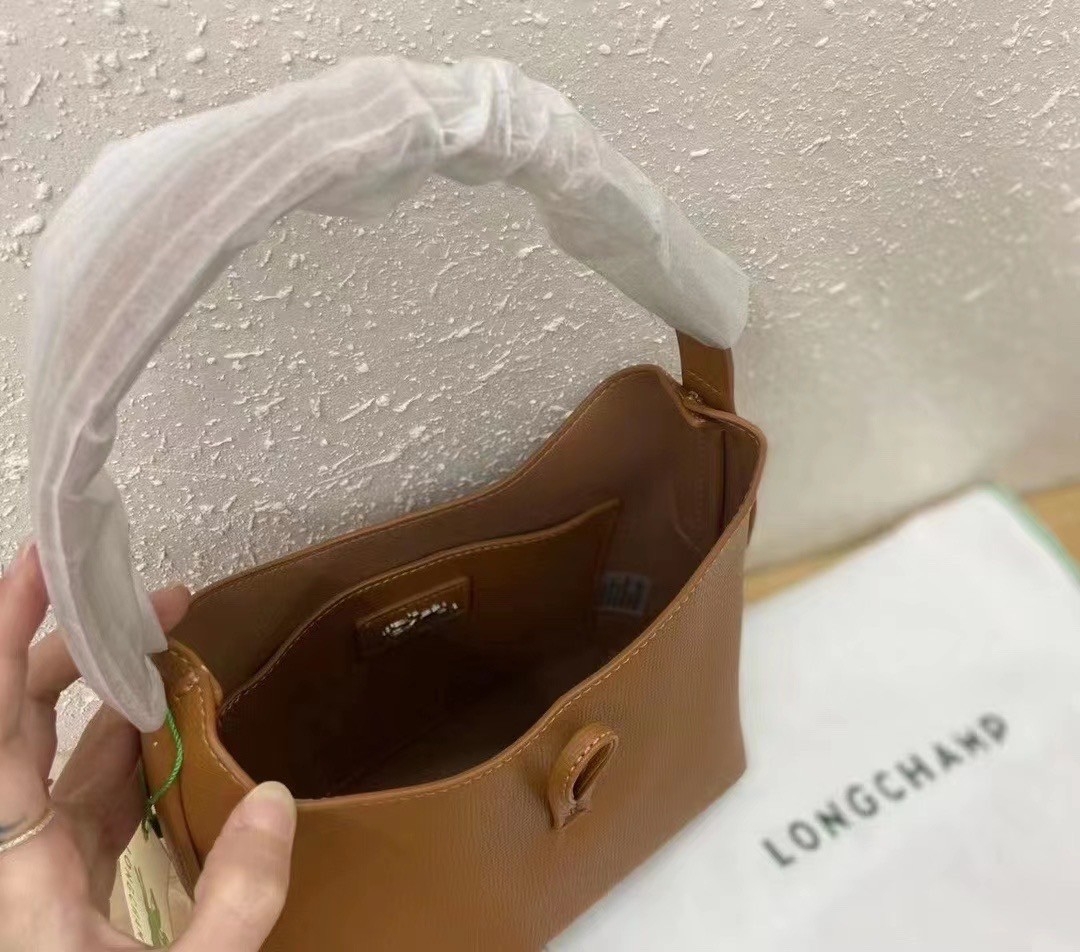 LONGCHAMP ROSEAU Hobo bag กระเป๋าสะพายไหล่ขนาดเล็ก วัสดุหนังวัว อะไหล่เงิน เป็นการผสมผสานสไตล์ที่เรียบง่าย Roseau อันเป็นสัญลักษณ์ใหม่ทั้งหมด เรียบง่าย สะดวกใช้ ประดับด้วยเข็มกลัดไม้ไผ่อันเป็นสัญลักษณ์ของแบรนด์ เรียบหรู แต่ดูดี ในแบบฉบับของ Longchamp ห้าม