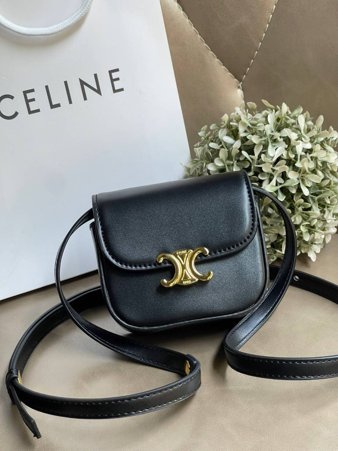 CELINE MINI TRIOMPHE IN TRIOMPHE CANVAS กระเป๋ามินิทรงชิค ดีไซน์รูปกล่องสุดแสนมินิมอล สามารถสะพายแบบ Crossbody และยังเป็น Belt Bagได้อีกด้วย วัสดุแคนวาสลาย Triomphe แบบไม่มีตกยุค ด้านหน้าโดดเด่นด้วยโลโก้สีทอง เป็นอีกหนึ่งตัวเลือกให้คุณเลือกสะพายในชีวิตประ