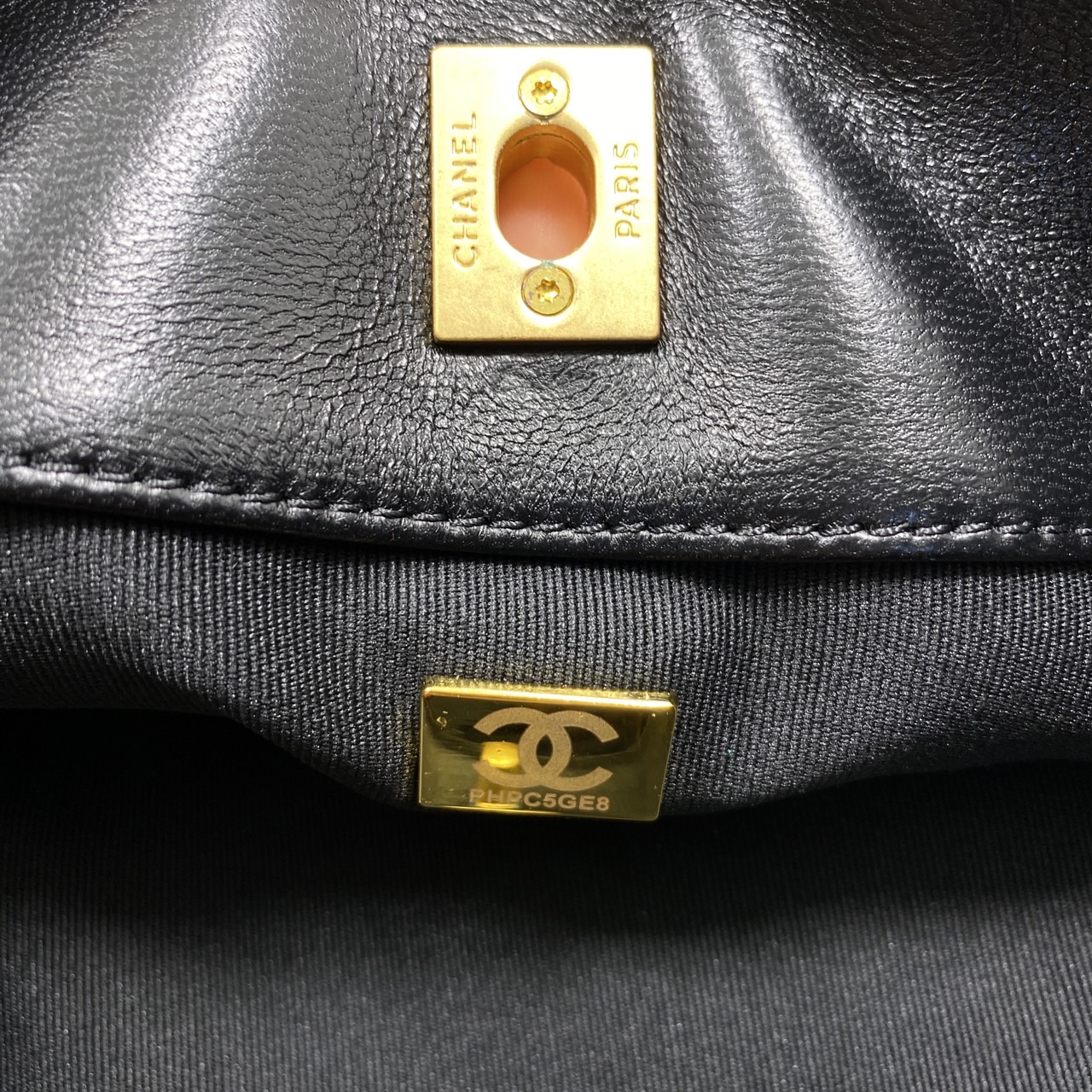 Chanel Tote Bag / Chanel Hobo / Chanel Vintage Big CC Turnlock Black Quilted Large Bag Holo กระเป๋าโท้ทใบใหญ่สไตล์วินเทจ งานหนังเต็มใบลายควิลท์ เป็น every look จุของได้เยอะ เหมาะมากๆ ค่ะ