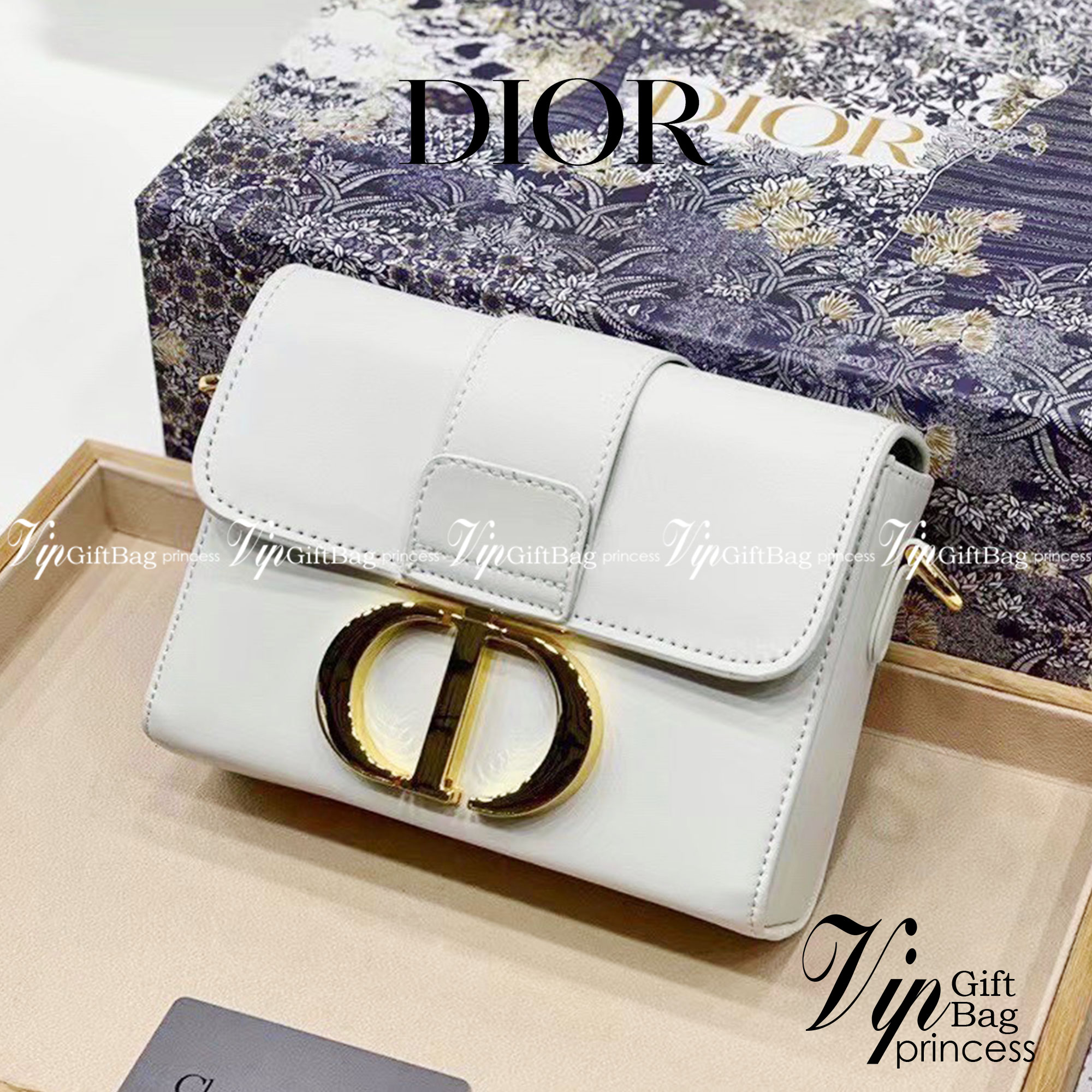 DIOR MINI BAG 7" กระเป๋าสะพายทรงกล่องเปิดหน้า แต่งอะไหล่CD ด้านหน้า มาพร้อมสายสะพายสามารถปรับระดับได้ ทรงสี่เหลี่ยมหนังเรียบสวยหรูอยู่ทรง ภายในโล่งมีโลโก้สามารถใส่มือถือของใช้จุกจิกได้ มาพร้อมถุงผ้ากล่องแบรนด์ รุ่นตามหานะคะ กำลังฮิตสุดๆ ภาพถ่ายจากสิน