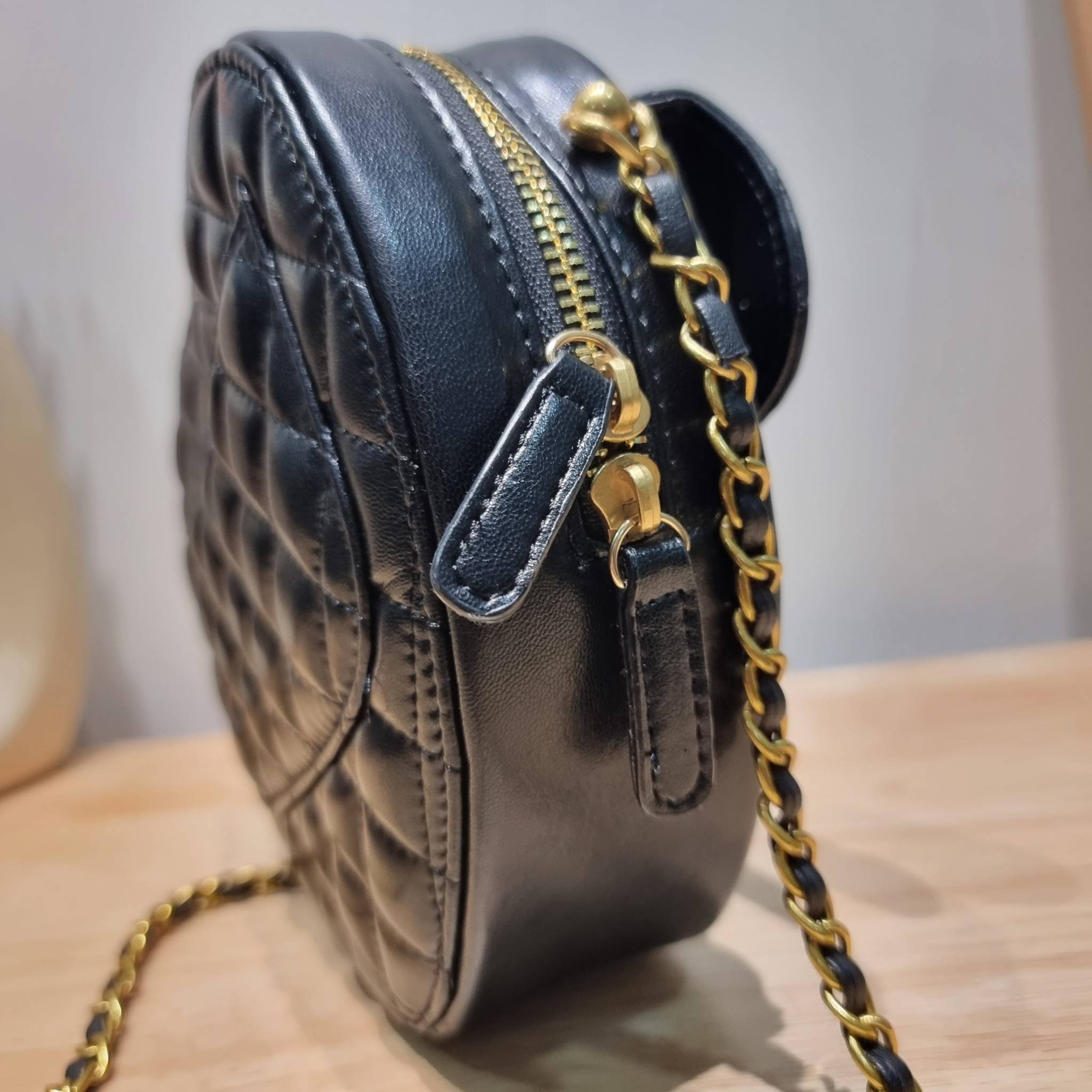 CHANEL Heart Bag Lambskin & Gold-Tone Meta สวยมาก มงลงมาก!! กระเป๋าสะพายสุดคิ้วท์ ที่ดีไซน์รูปทรงหัวใจไม่ซ้ำใคร น่ารักทุกสี น่าใช้ไปเลยแม่!! วัสดุหนังแกะฟอกสี เปิด-ปิดด้วยซิป ด้านหน้ามีช่องเก็บของจุกจิก ภายในเป็นช่องโล่ง ใส่มือถือ ใส่กระเป๋าสตางค์สั้นได้ 