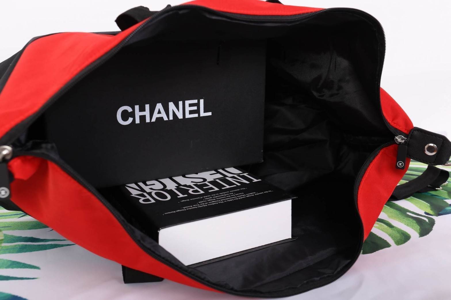CHANEL VIP GIFT Large Travel Bag กระเป๋าเดินทาง Gift With Purchase รุ่น Limited Edition พรีเมี่ยมกิ๊ฟของเเท้จาก Chanel Perfumes Counter วัสดุ NYLON เนื้อหนาสีดำ-แดงเย็บโลโก้หนังด้านหน้า เปิดปิดด้วยซิป หัวซิปแบรนด์ใบใหญ่จุใจ พิเศษ! มีช่องใส่รองเท้าด้านข้าง