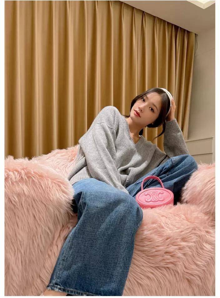 VIP 🥂 CELINE OVAL MINAUDIERE CUIR TRIOMPHE น้องน่ารักม้ากกกก!! น่ารักตะโกนไปเลย!! กับกระเป๋าทรง oval รุ่นแรร์ไอเท็ม ที่หายาก และ sold out ไปหลายรอบ!! น้องใบกะทัดรัด สำหรับสาวๆที่ชอบพกพกของแบบง่ายๆ ให้ชีวิตไม่ยุ่งยาก คล้องแขนใช้งานเก๋ๆ วัสดุหนังสัง