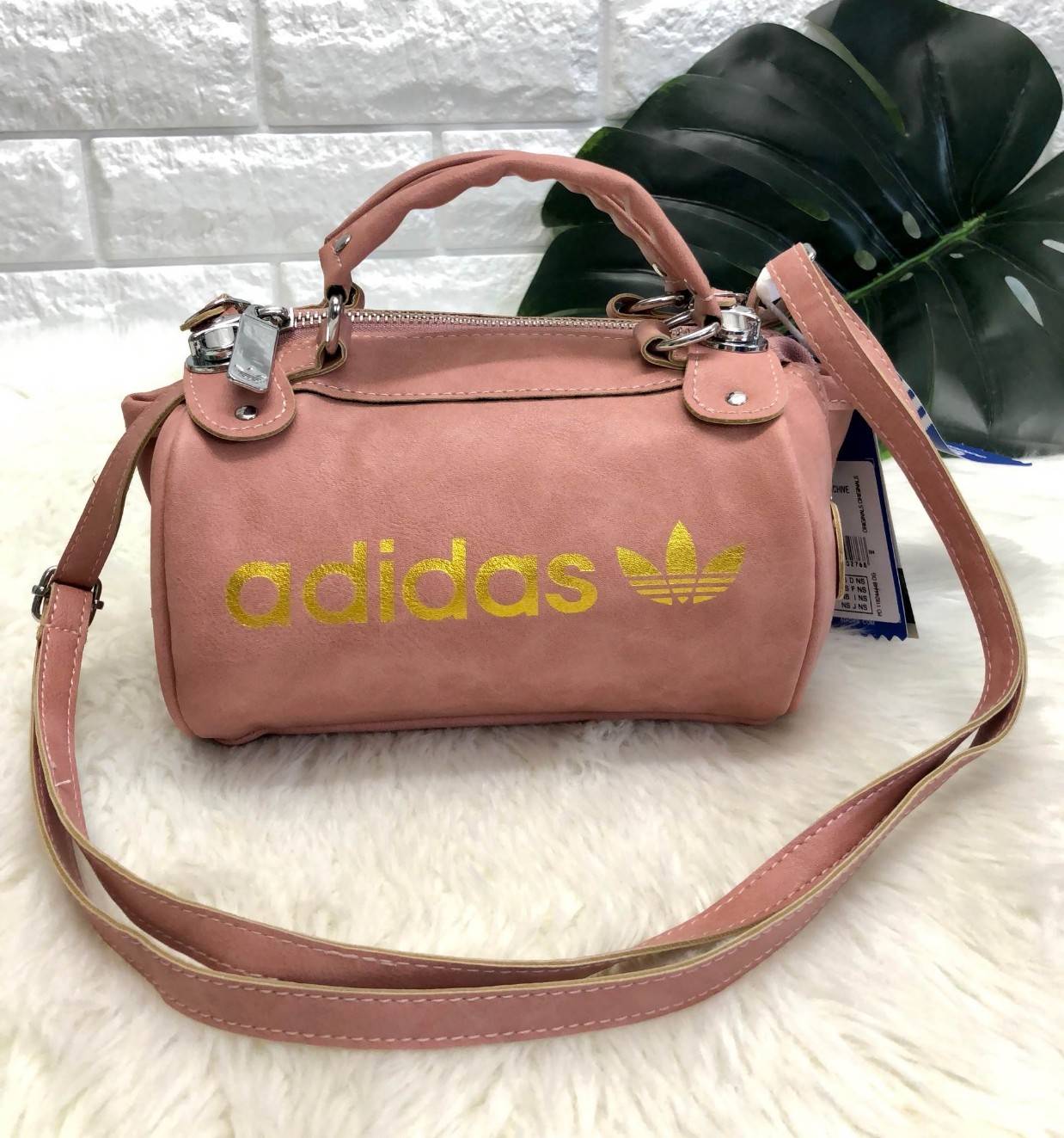 Adidas mini shoulder bag and messenger bag 2018 พร้อมส่งล็อตราคาพิเศษ พร้อมสีใหม่ล่าสุด !! กระเป๋าสะพายข้างแนว Sport วัสดุ pu หนังนิ่ม น้ำหนักเบาค่ะ ใช้ได้ทั้งด้านหน้าและหลัง ตัวกระเป๋าสกรีนโลโก้แบรนด์ เปิดปิดกระเป๋าแบบซิป ภายในโล่ง กว้างสามารถใส่มือถือได