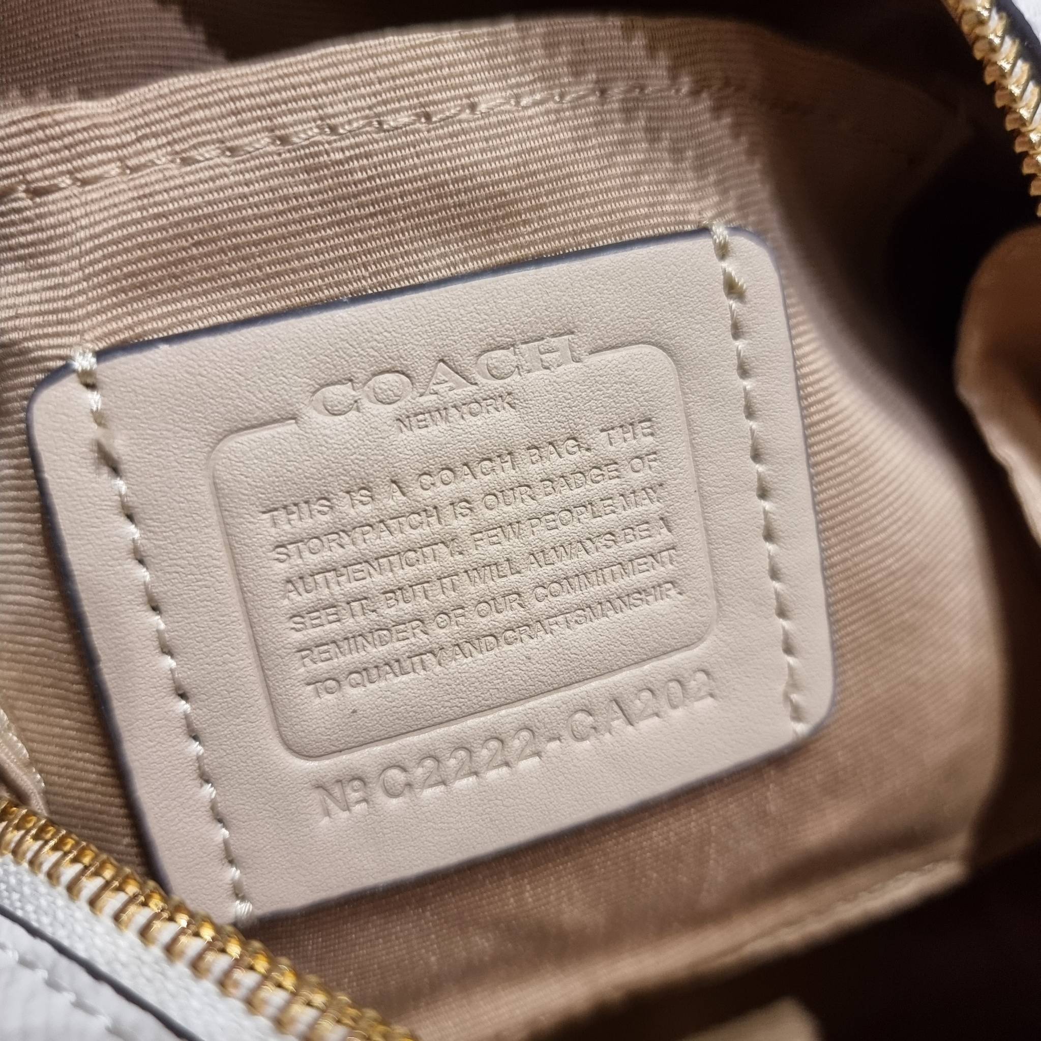 COACH SYDNEY SATCHEL BAG CA202 CA591 CB596 ใหม่ล่าสุด กับคอลที่สาวๆต้องหลงรัก กระเป๋าสะพายทรง satchel ที่มีรูปทรงดึงดูดสายตา สวยแรกเห็น วัสดุหนัง crossgrain พร้อมหูจับในตัว เปิด-ปิดด้วยซิป ภายในโล่งกว้าง ขนาดกำลังดี มีสายครอสให้ ปรับได้ตามชอบ ใบจริงลูกคุณ