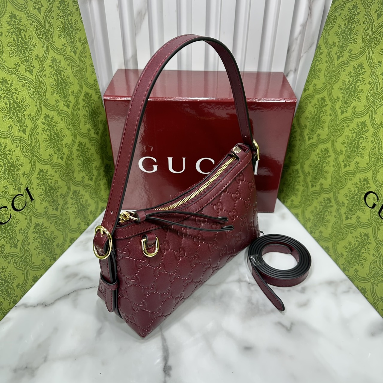 ORI หนังแท้ | Gucci GG Emblem small shoulder bag กระเป๋าสะพายทรงพอช ถือ/คล้องไหล่เก๋ๆหรือสะพายข้างได้ ทรงสวยคลาสสิค มีอะไหล่ห่วงสำหรับห้อยพวงกุญแจได้ เป็นไอเท็มต้องมีและยกเป็น everyday bag ได้เลย
