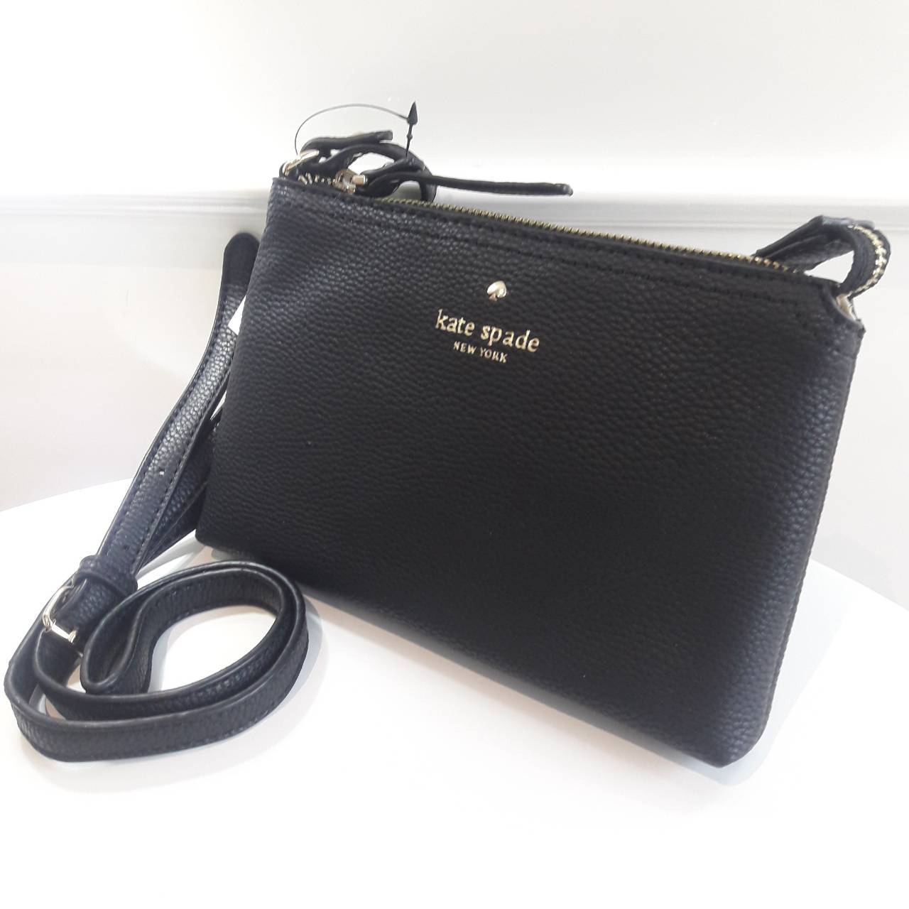 KATE SPADE NEW YORK กระเป๋าสะพายขนาดเล็ก หนังนิ๊มนิ่ม เปิดปิดด้วยซิป มีที่จับหนังเก็ๆ ด้านในมีช่องซิป+ช่องใส่ของจุกจิก ใส่กปต.สั้น + มือถือได้ทุกรุ่น น้ำหนักเบา สายพะพายปรับได้แบบเข็มขัด สะพายชิวๆ Minimal look น่ารักมากๆค่ะ