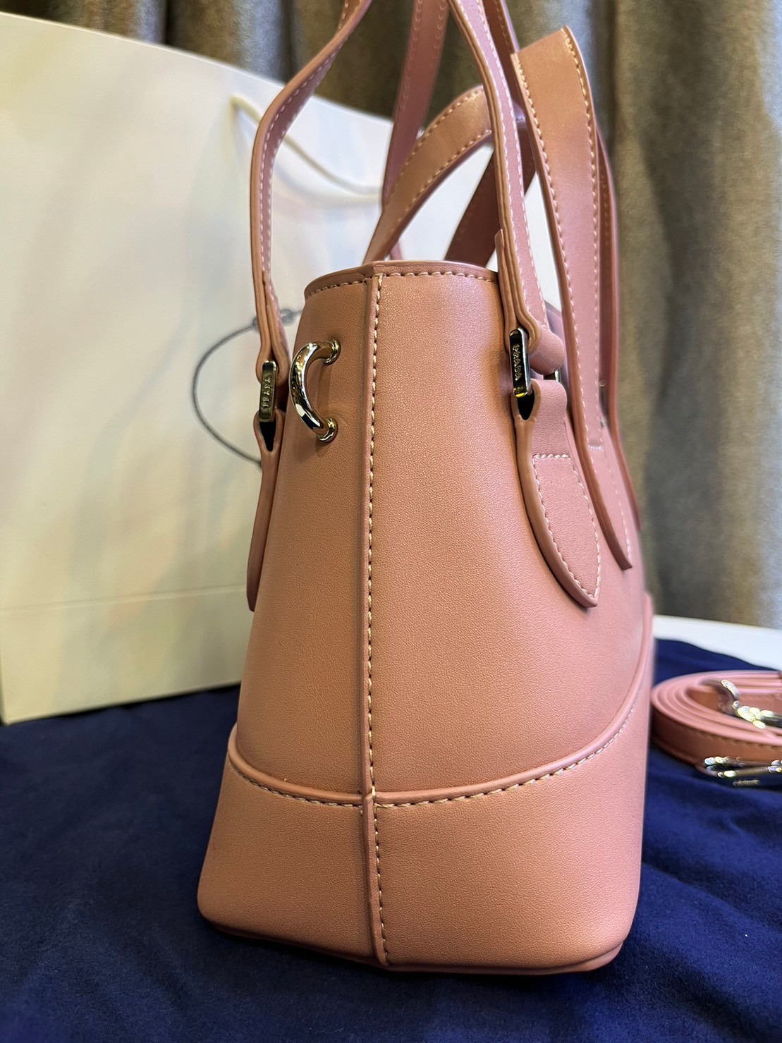 Prada Double 2 way leather handbag / PRADA LEATHER HANDBAG พร้อมส่งที่ไทย กระเป๋าถือหูจับในตัว 2 เส้น พร้อมสายสะพายยาว รูปทรงคลาสสิคใช้งานง่าย มีกิมมิกที่ภายในมีหูรูดน่ารักสุดๆ