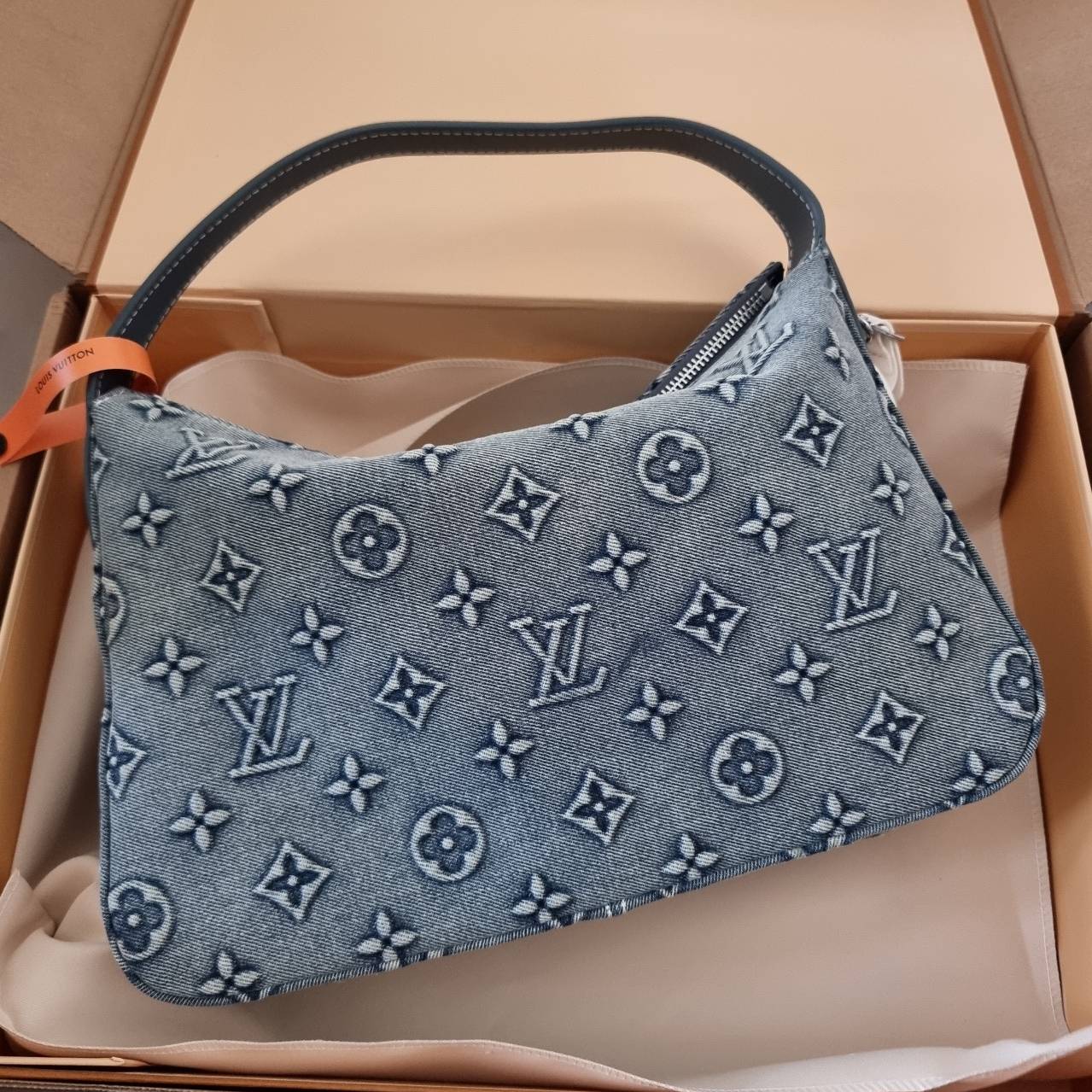 LV washed denim slouchy PM bag ใหม่ล่าสุด กระเป๋าทรงที่ใครๆก็ต้องมี ด้วยรูปทรงคลาสสิคและใช้งานง่าย ในดีไซน์สุดชิคเดนิมคมชัด