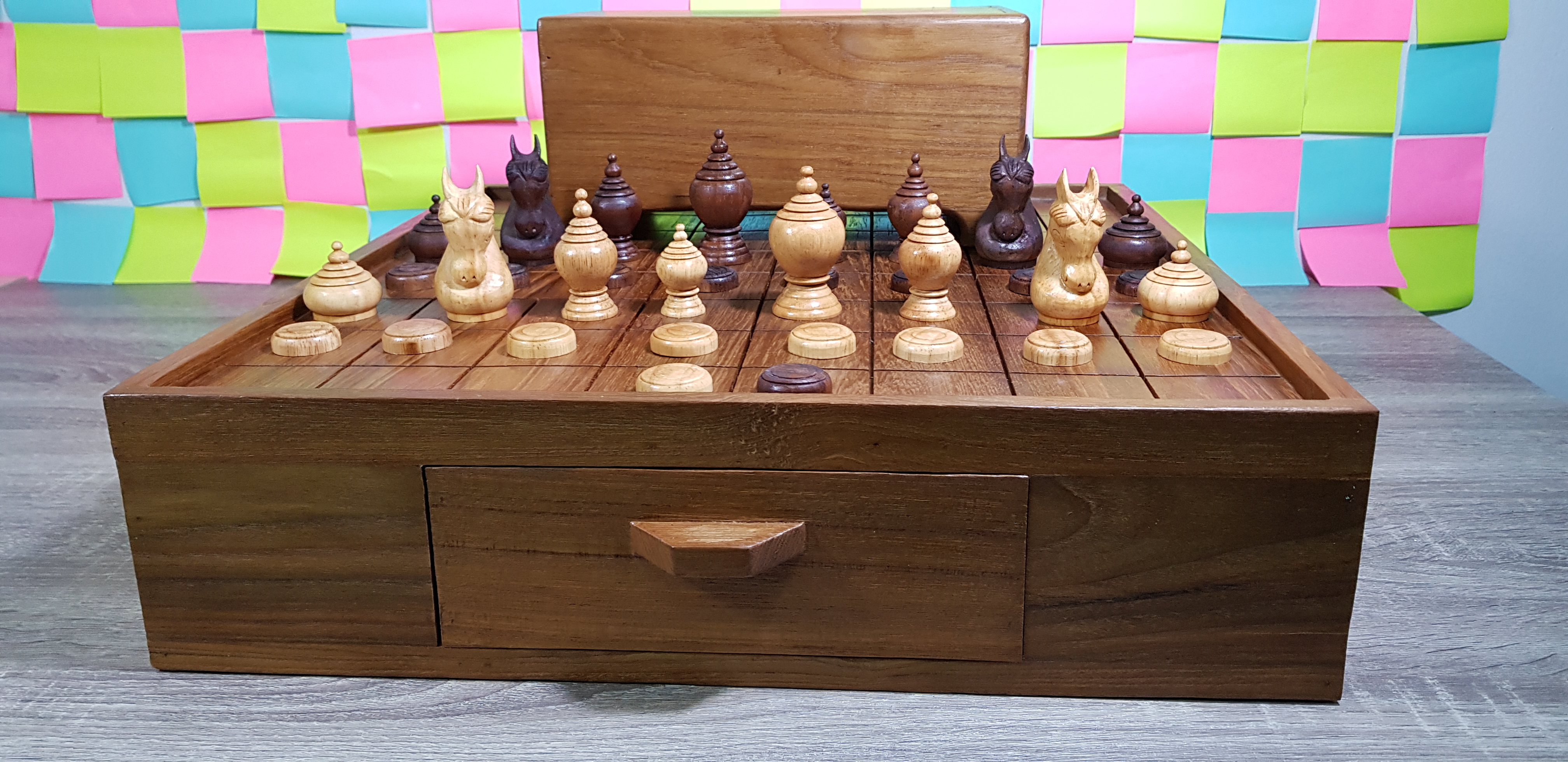 ชุดหมากรุกไทยคาณฑีวะพร้อมกระดานลิ้นชักไม้และกล่องไม้แบบมีช่อง