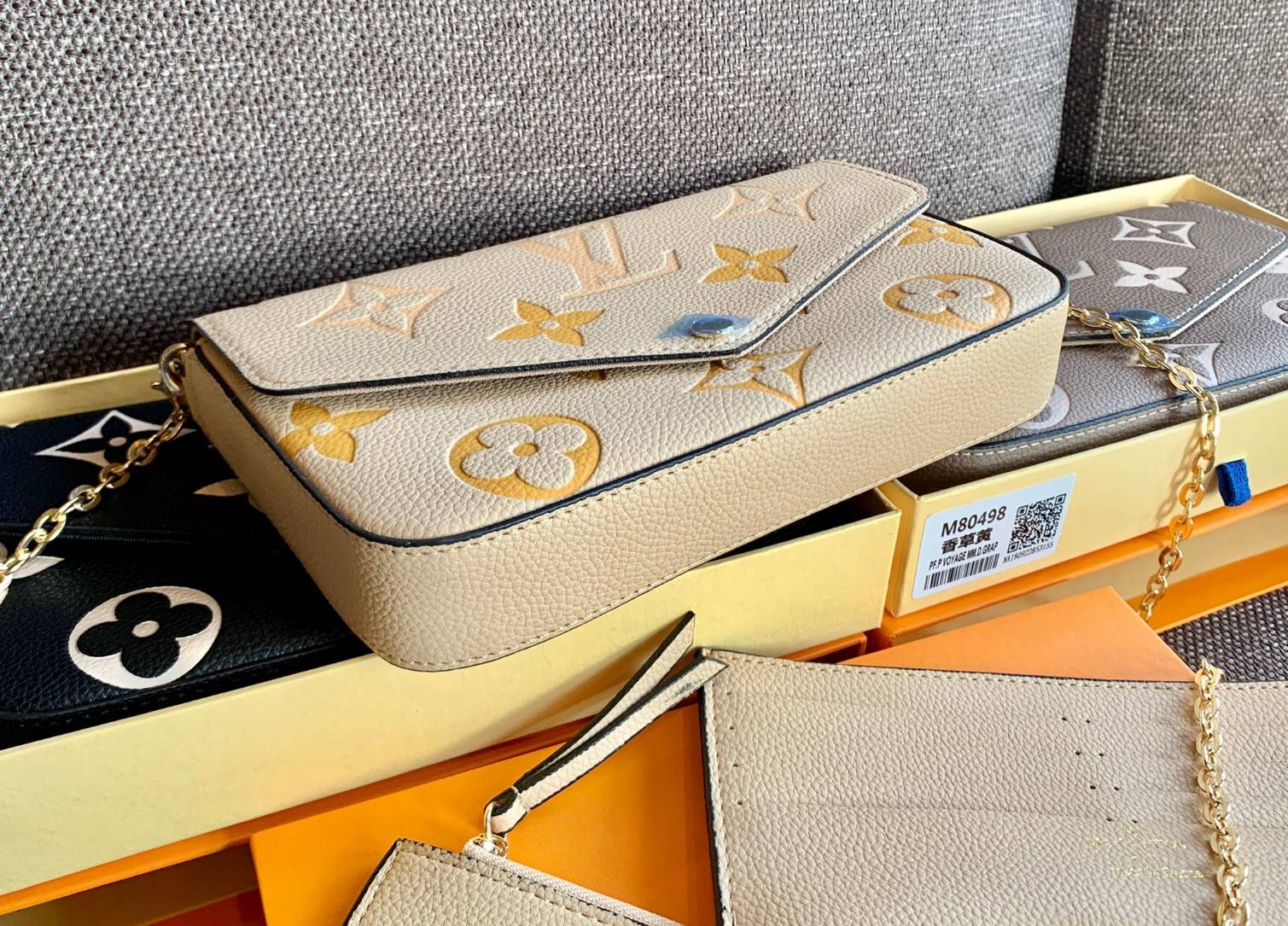 VIP 】Louis Vuitton Pochette Felicie ใบจริงหนังสวยมากๆค่า! ✔️กระเป๋าแบบคลัท มีสายสะพายโซ่มาให้ด้วยค่ะ ✔️หนังแกะสังเคราะห์อย่างดี ลายหนังสวย ปั้มลายแบรนด์ทั้งใบ ✔️รุ่นนี้มาพร้อมกระเป๋าเล็ก สำหรับใส่บัตรได้1ใบ//ใส่ธนบัตรแบบมีซิปรูดอีก1ใบ