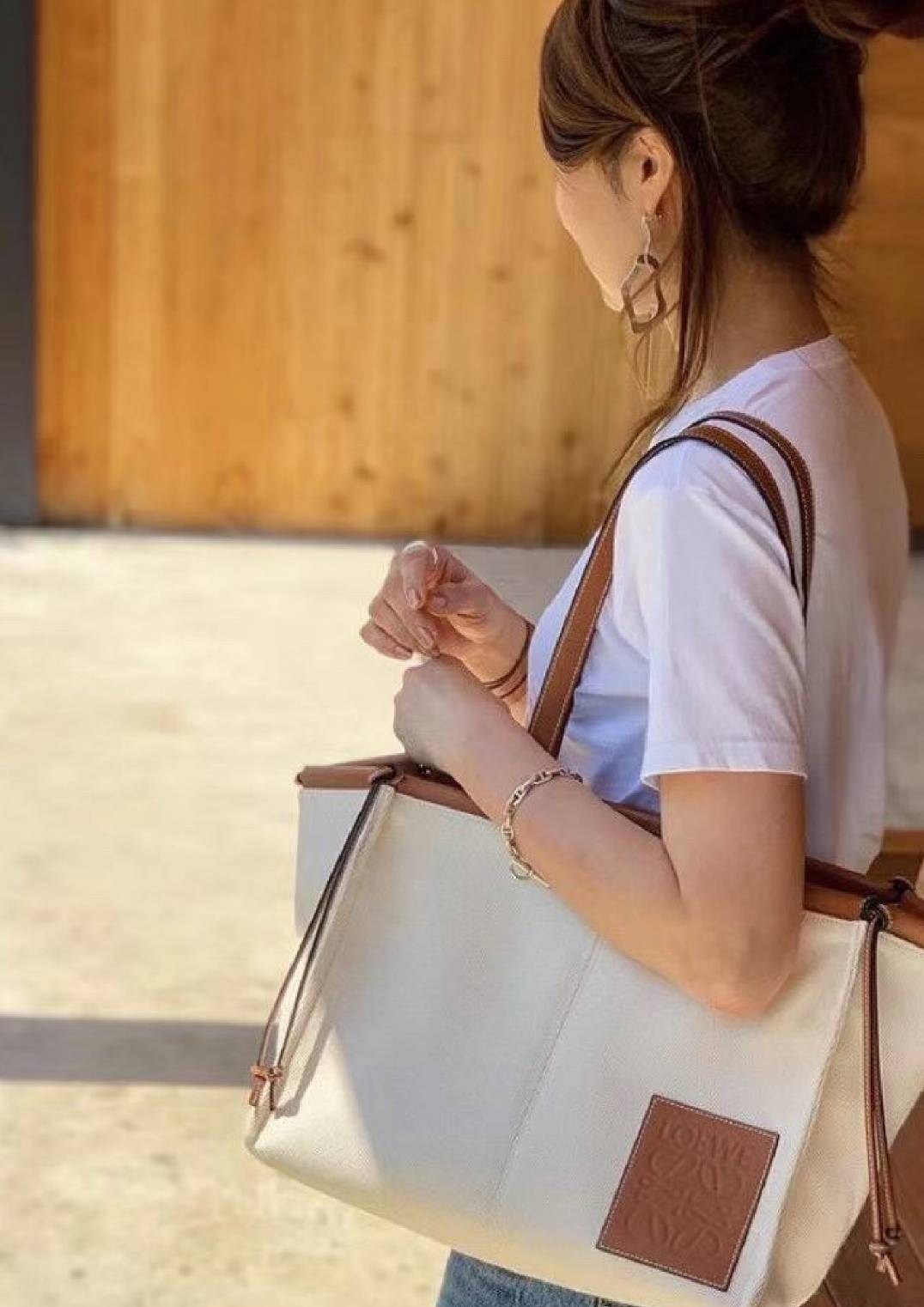 พร้อมส่งที่ไทยแล้วกับ LOEWE CUSHION TOTE BAG VIP GIFT WITH PURCHASE-GWP พรีเมี่ยมกิ๊ฟ จาก LOEWE PERFUME DUTY FREE COUNTER ด้านหน้าปักหนังปั้มโลโก้แบรนด์สวยหรู ทรงใบใหญ่ สะพายไหล่ *จุของได้เยอะมาก สามารถใส่ NOTEBOOK IPAD ได้สบายค่ะ น้ำหนักกำลังดี มาพร้อมสา