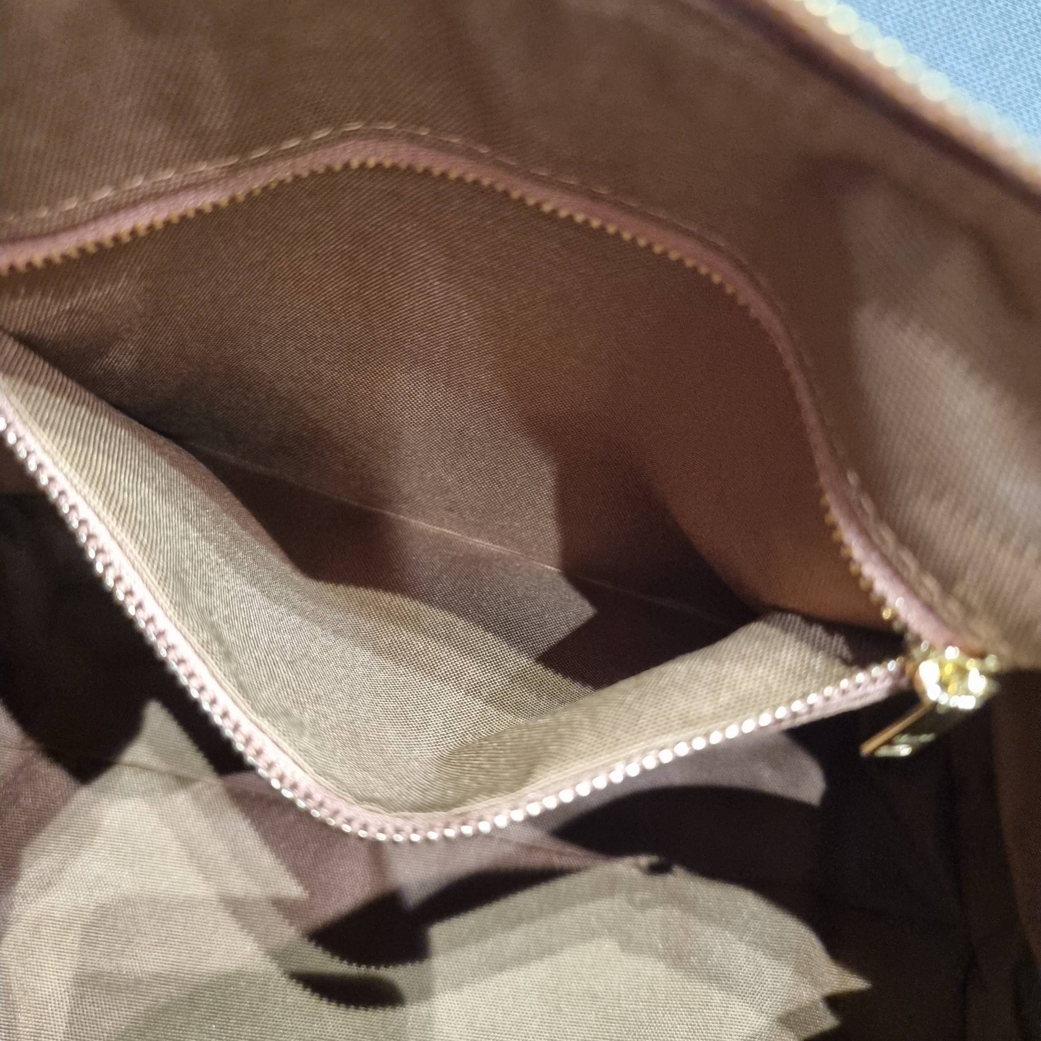 CELINE BOSTON BAG IN TRIOMPHE CANVAS AND CALFSKIN ยอดฮิตกับลวดลายเอกลักษณ์ สุดคลาสสิค กับกระเป๋ากึ่งเดินทาง ไซส์กำลังดี ที่สามารถใช้ได้ทั้งหนุ่มๆและสาวๆ วัสดุหนังแคนวาสตัดสลับหนังแท้ เปิด-ปิดด้วยซิป ใช้งานสะดวก และยังมีพวงหนังห้อยและแม่กุญแจล็อคซิปได้ มาพ