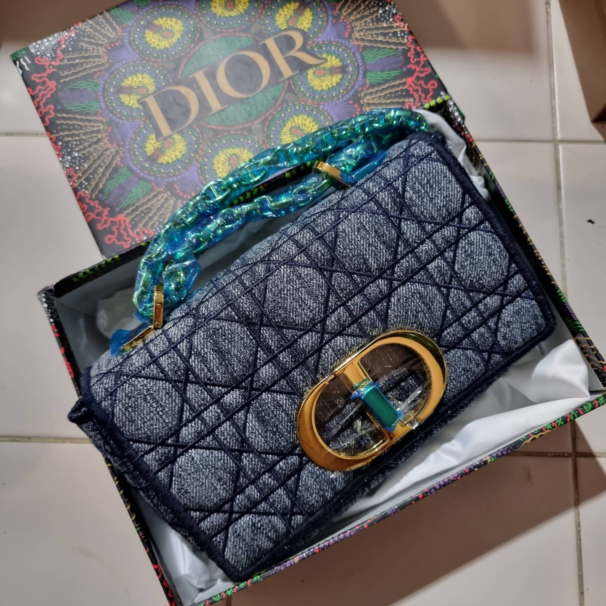 VIP CD SMALL CARO SHOULDER BAG / DIOR CARO / Dior Cruise 2021 Bag กระเป๋าสะพายข้างทรงสวย ดีไซน์ย้อนยุค ที่รอบนี้โดดเด่นเป็นเอกลักษณ์มากๆ ดีไซน์สีเดนิมคลาสสิค เปิด-ปิดด้วยอะไหล่บิดล็อค หรูหรา ใช้งานง่าย วัสดุผ้าเดนิมทนทาน ภายในเป็นช่องโล่ง มีช่องย่อย ด้านห