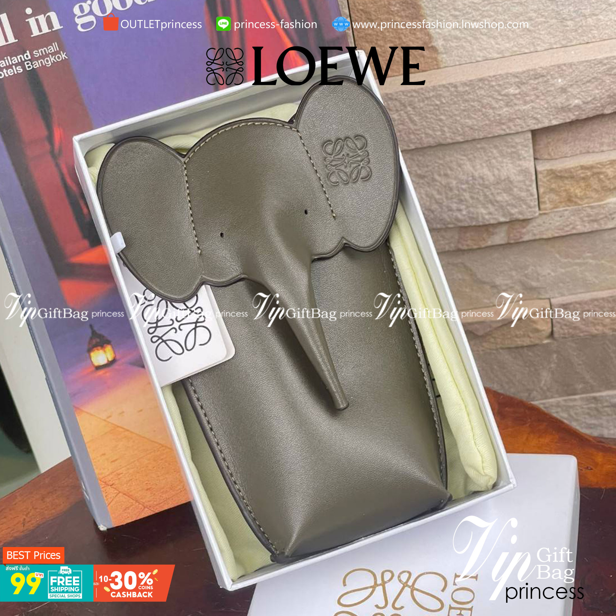 Loewe Leather Elephant Phone Holder แบรนด์หรูจากประเทศสเปนอย่าง โลเอเว่ (LOEWE) หลายๆคนคงนึกถึงกระเป๋ารูปทรงช้างขนาดเล็ก ที่เป็นเหมือนหนึ่งในซิกเนเจอร์ของแบรนด์ มีทั้งแบบสะพายข้าง แบบถือ รวมไปถึงในแบบเครื่องหนังชิ้นเล็กอย่างกระเป๋าใส่มือถือรุ่นนี้ ผลิตจาก