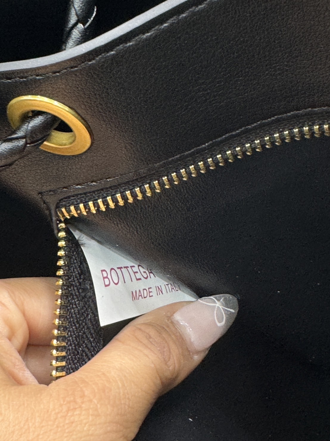 BOTTEGA Medium Andiamo embellished intrecciato leather tote 32cm กระเป๋าสะพายดีไซส์สานเป็นเอกลักษณ์ หนัง nappa นิ่มสวยงาม