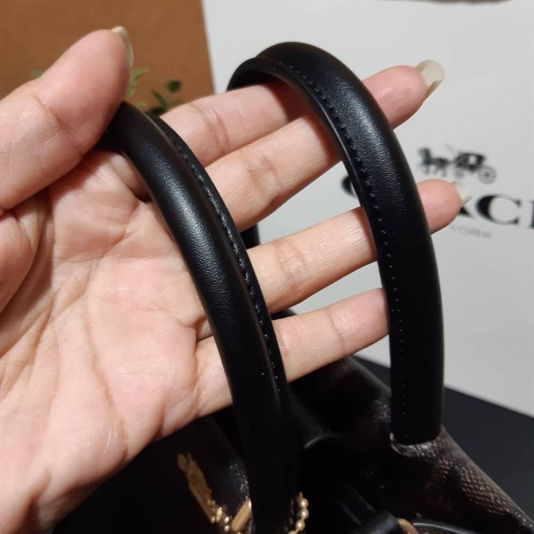 COACH 5693 MINI CALLY CROSSBODY IN SIGNATURE CANVAS กระเป๋าครอสบอดี้โท้ทมินิไซส์ รุ่นใหม่สุดฮอต!! ใบจริงคือน่ารักม้ากกกก!! สวยอยู่ทรง น่ารักน่าใช้ วัสดุหนังแคนวาสเคลือบลาย ปากกระเป๋ามีกระดุมแม่เหล็ก มาพร้อมหูจับในตัวและสายสะพายข้าง ถอดออกหิ้วเก๋ๆก็ได้ หรื