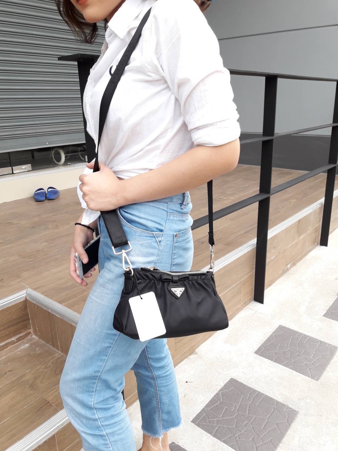 New arrival! **งานไซส์น่ารัก จากงานพรีเมี่ยมกิ้ฟ เคาเตอร์ต่างประเทศ Prada มีมาให้จับจองคะ รุ่นยอดฮิตที่สาวๆตามหากัน ภายนอกจับจีบปากกระเป๋า ดีมาก วัสดุผ้าNyonกันน้ำ เปิด/ปิดด้วยซิป สามารถคล้องมือเกร๋ๆ หรือจะถือเป็นครัชก็ไฮโซไปอี้ก ภายในเย็บติดป้ายหนังแบรนด