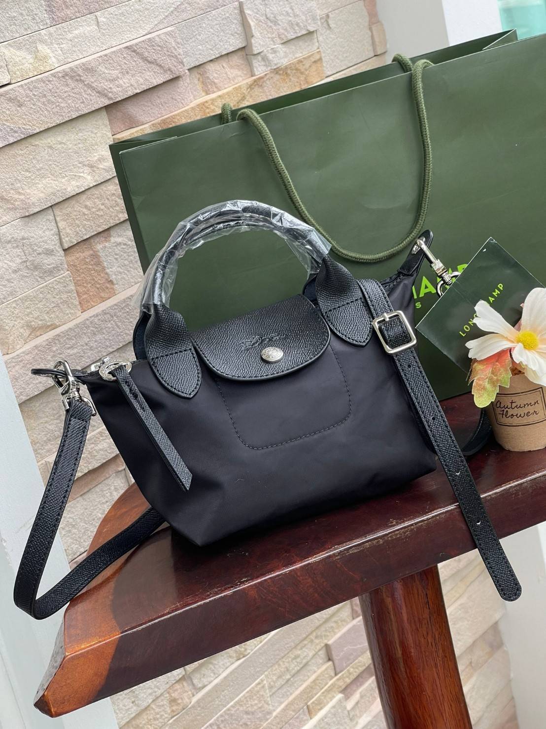 LONGCHAMP LE PLIAGE NÉO TOP HANDLE BAG XS คอลเลคชั่นสุดพิเศษจากลองฌอมป์ มีดีไซน์ที่เรียบหรูและคลาสสิก แฝงด้วยลูกเล่นแบบเฟมินีน แถมยังมีน้ำหนักเบาอย่างไม่น่าเชื่อ มาพร้อมกับหูจับกระเป๋าคู่และฝาปิดแบบกระดุม กระเป๋าถือใบนี้สามารถใช้ถือแบบทั่วไป มีสายสะพายถอด