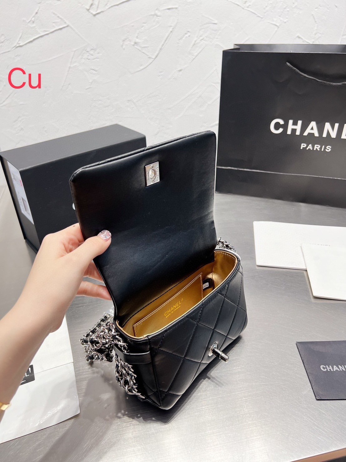 Chanel shoulder bag with chain 8" / Chanel Bag พร้อมส่ง กระเป๋าสะพาย สายโซ่อะไหล่เงินทบสามชั้น หรูหรา งานหนังเรียบสวย มาพร้อมกล่อง อปก ครบเซ็ท รอบนี้จัดราคาพิเศษสุดคุ้มค่ะ ใช้งานต่างประเทศได้ ภาพถ่ายจากงานขายจริง