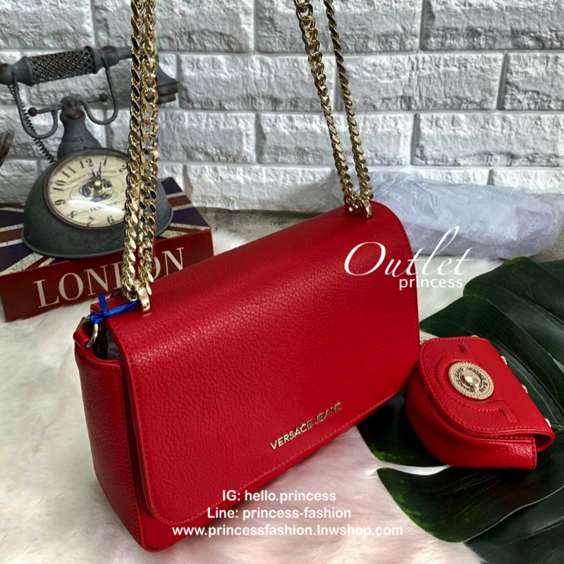 VERSACE JEAN SHOULDER BAG SYNTHETIC 2019 กระเป๋าสะพายข้าง//หิ้วได้ วัสดุหนังอย่างดี สวยงามค่ะ ด้านหน้ามีโลโก้แบรนด์ เปิดปิดแบบกดล็อค ภายในกว้าง สามารถใส่กระเป๋าสตางค์ใบยาวได้ ของอื่นๆพอประมานเลยค่ะ มีช่องซิปและช่องโล่งให้ สายสะพายแบบโซ่มีหนังรองบ่า สามารถ