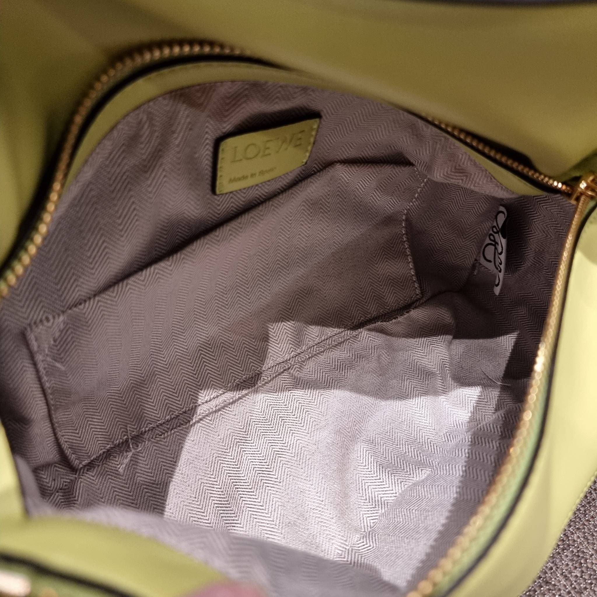 LOEWE PUZZLE HOBO BAG ใหม่ล่าสุด กับแบรนด์ที่มีดีไซน์โดดเด่นเป็นเอกลักษณ์ สวยหรูทุกรุ่นจริงๆ!! กระเป๋าสะพายโฮโบ ทรงสวย สไตล์พัซเซิลคลาสสิค วัสดุหนังวัวฟอกสี นิ่มมือ ฟินมาก!! เปิดใช้งานด้วยซิป ที่ภายในโล่งกว้าง ใส่ของสำคัญได้ครบไม่มีพลาด แบบสบายๆ มาพร้อมสา