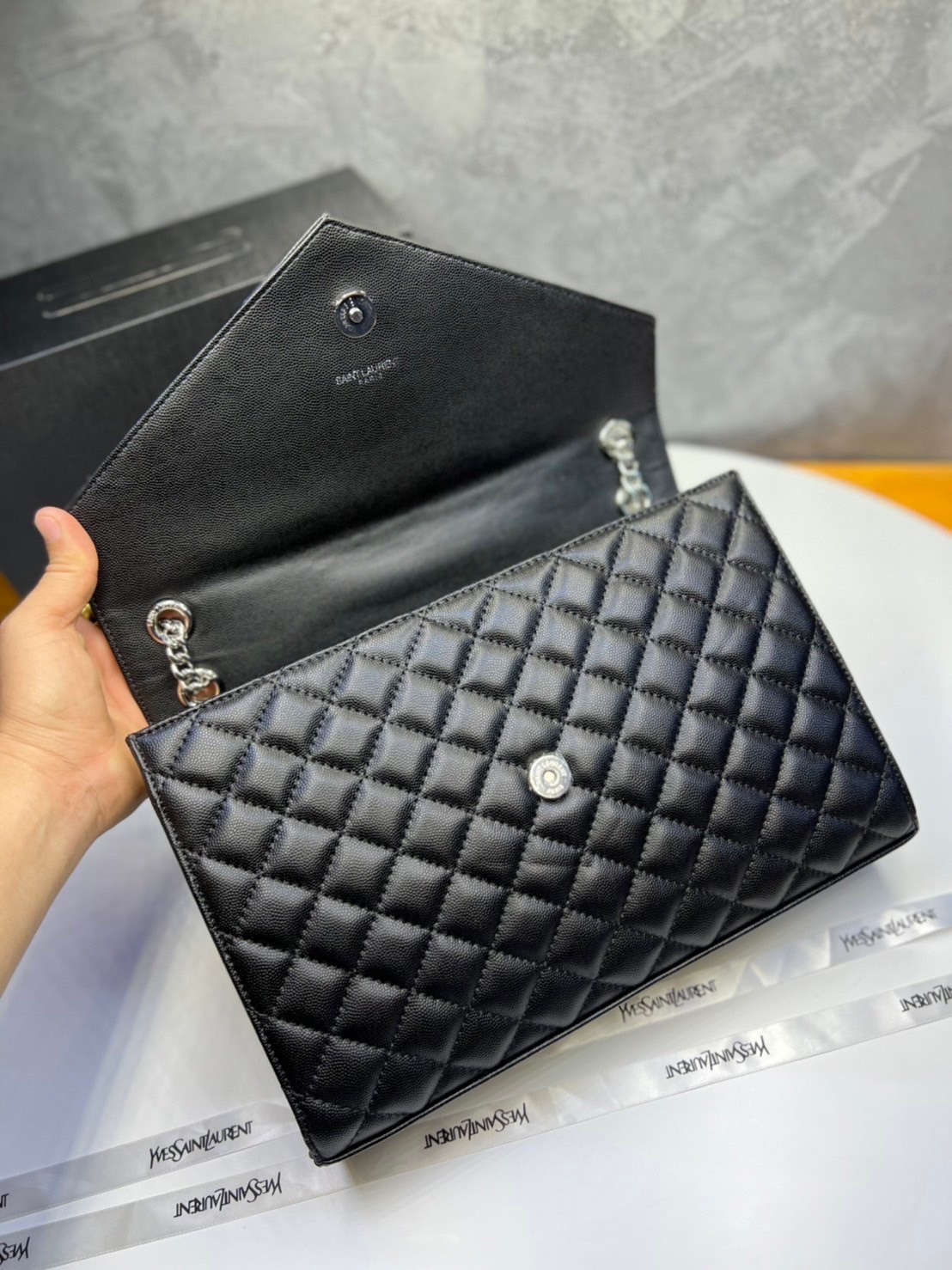 หนังแท้ YSL Saint Laurent Large Cassandra quilted shoulder bag กระเป๋าสะพายใบใหญ่ ดีไซน์ทรงสวยหรู ตอบโจทย์ได้ทุกสไตล์ ภาพสินค้าถ่ายจากงานขายจริง ใช้งานต่างประเทศได้