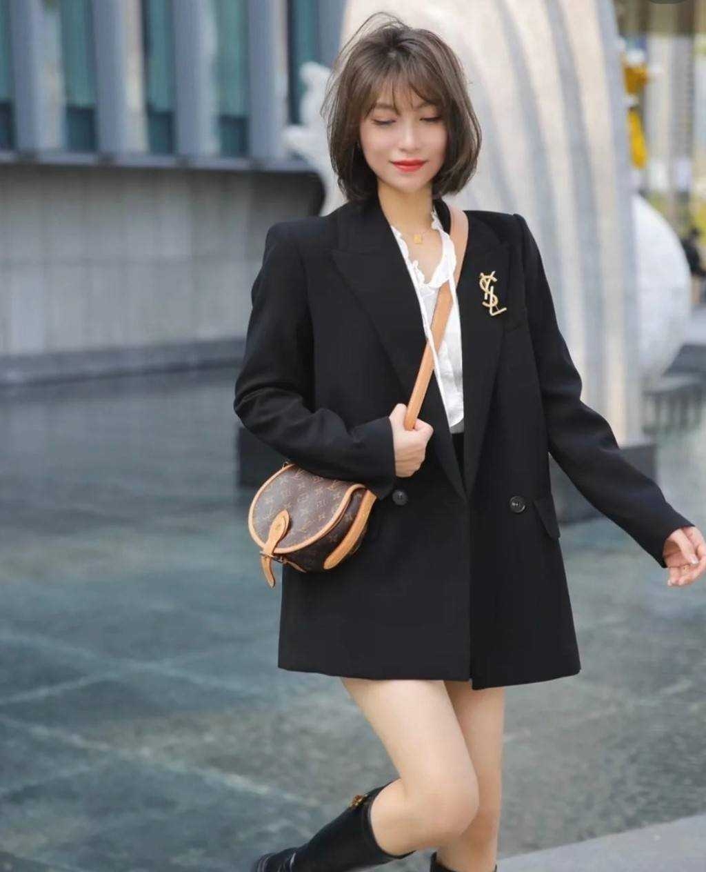 LV Tambourine Monogram Canvas Bag กระเป๋าสะพายทรงสวย ใบเล็กน่ารัก ดีไซน์คลาสสิค วัสดุหนังแคนวาส เปิด-ปิดกระเป๋าด้วยอะไหล่สายคาด สายสะพายในตัว ปรับได้